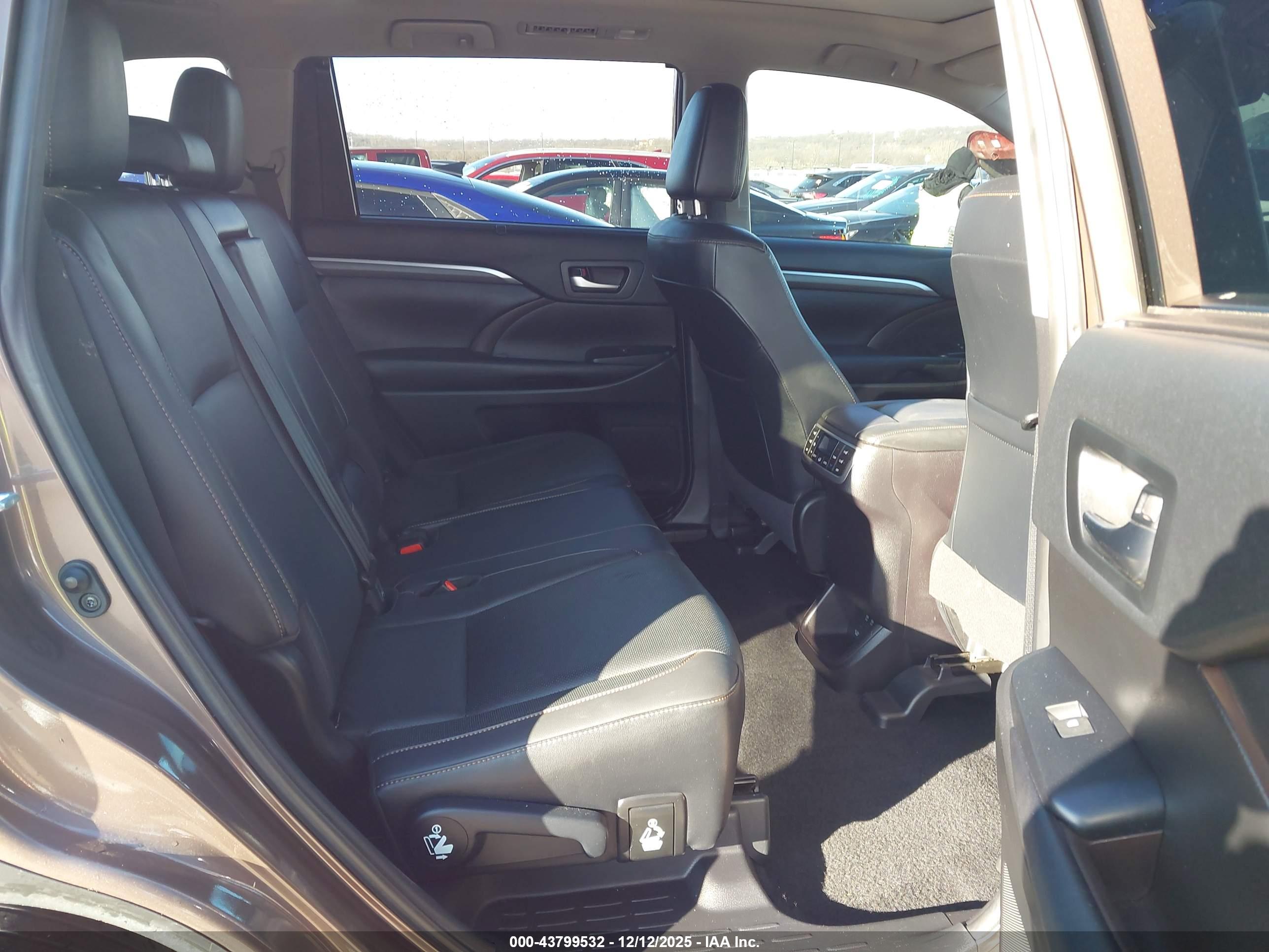 TOYOTA HIGHLANDER image 8