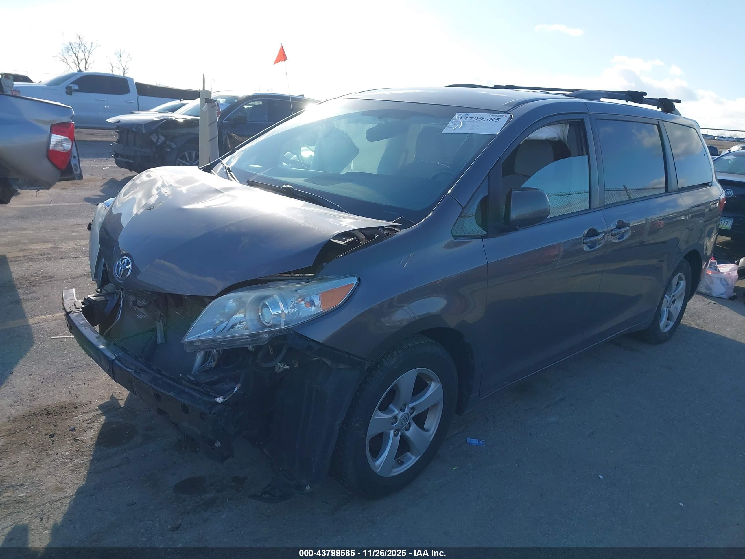 TOYOTA SIENNA image 2