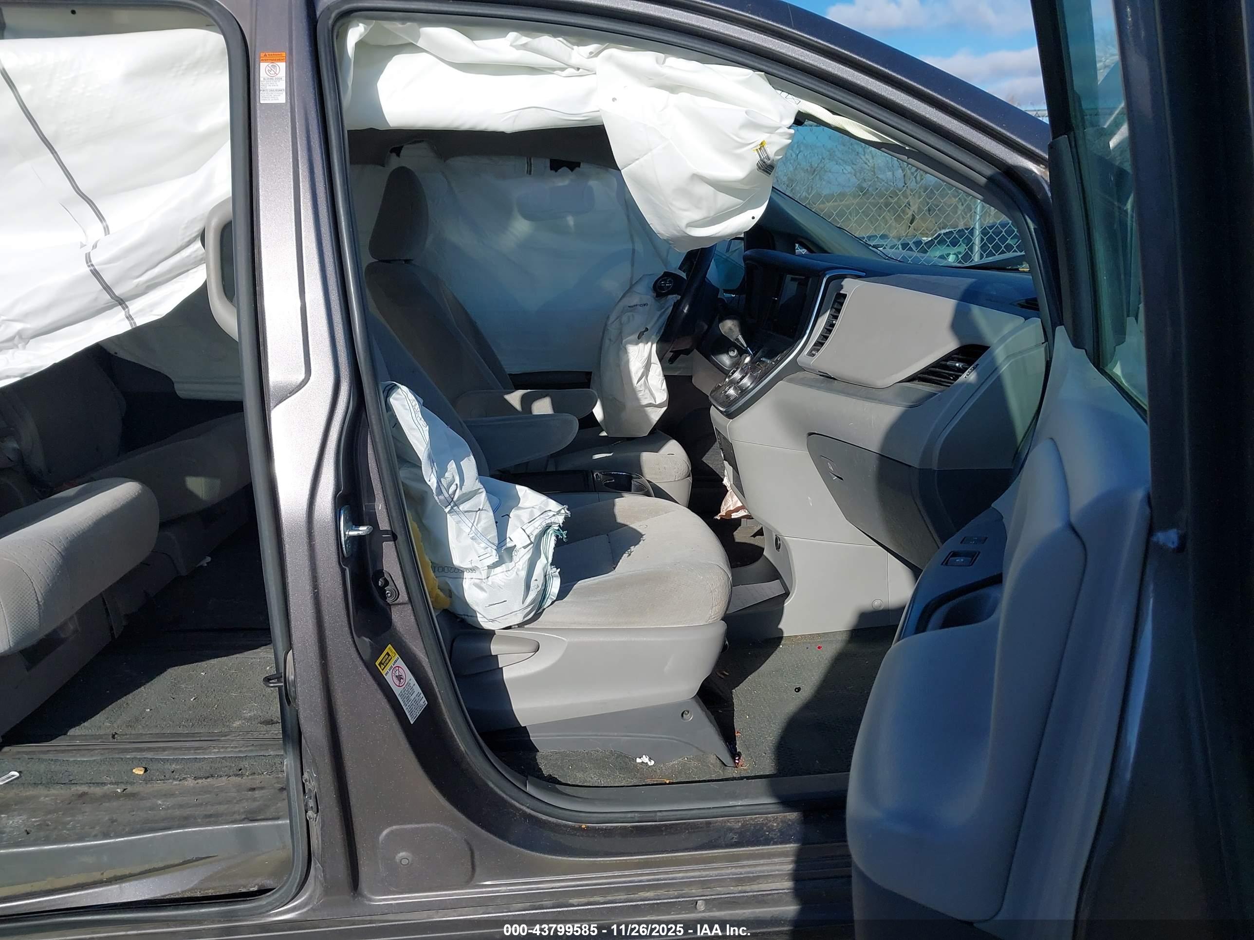 TOYOTA SIENNA image 5