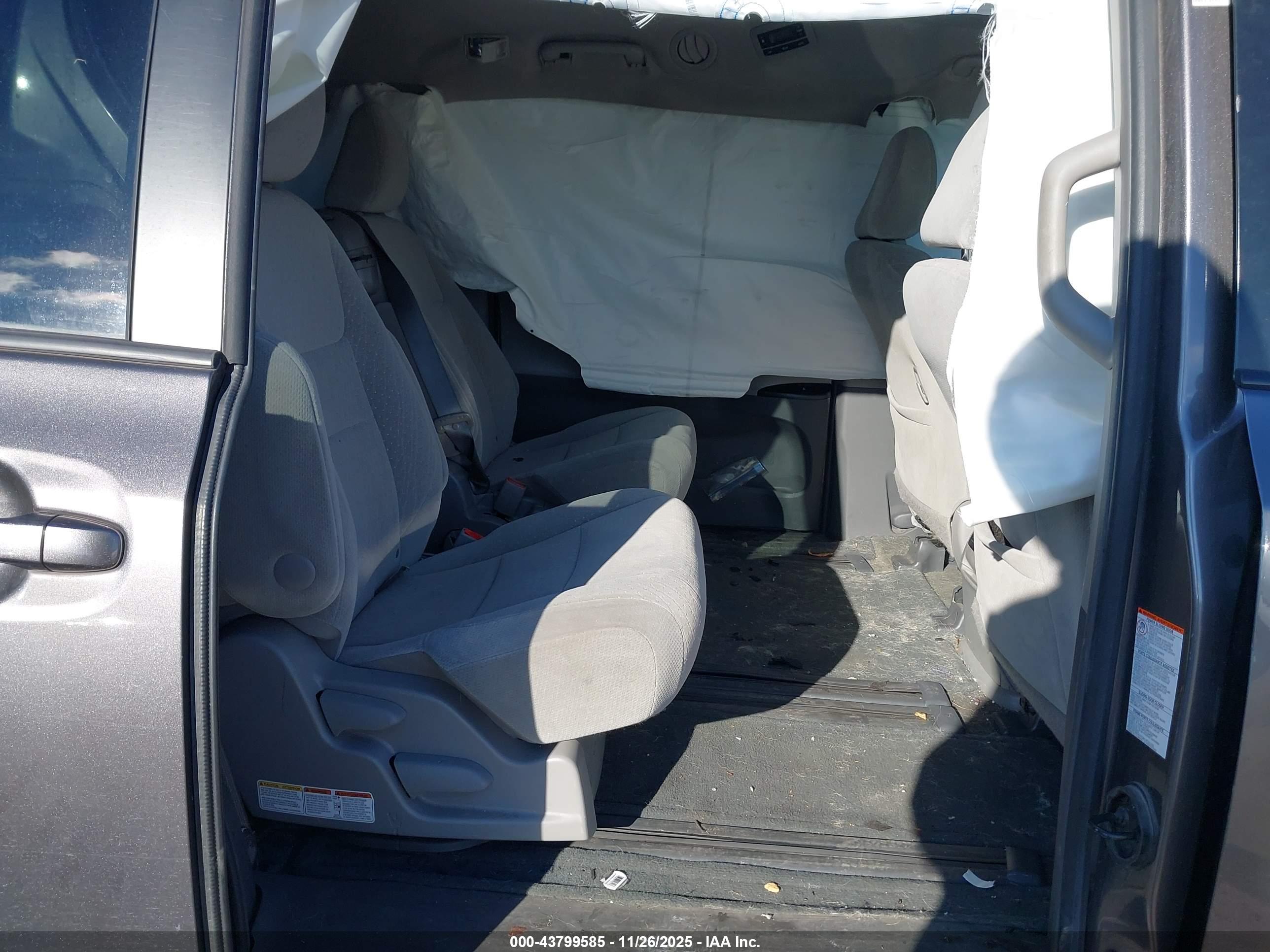 TOYOTA SIENNA image 8