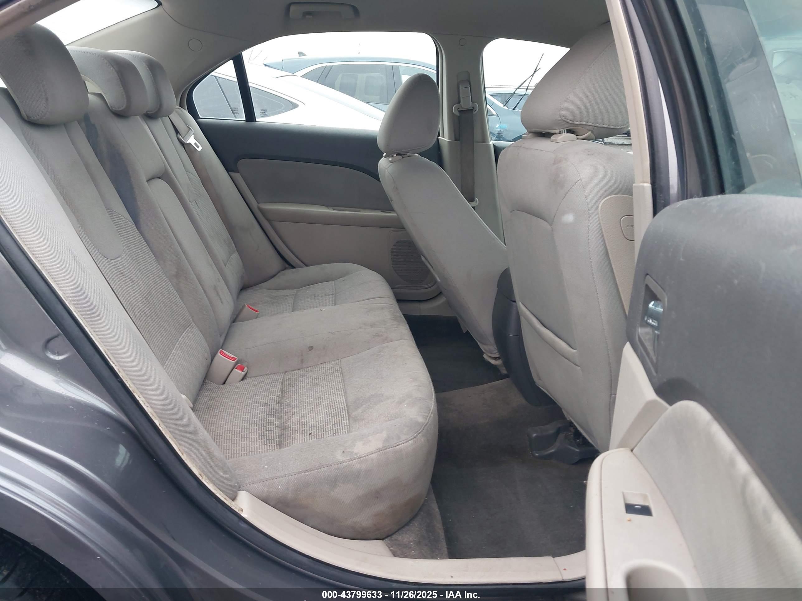 FORD FUSION image 8