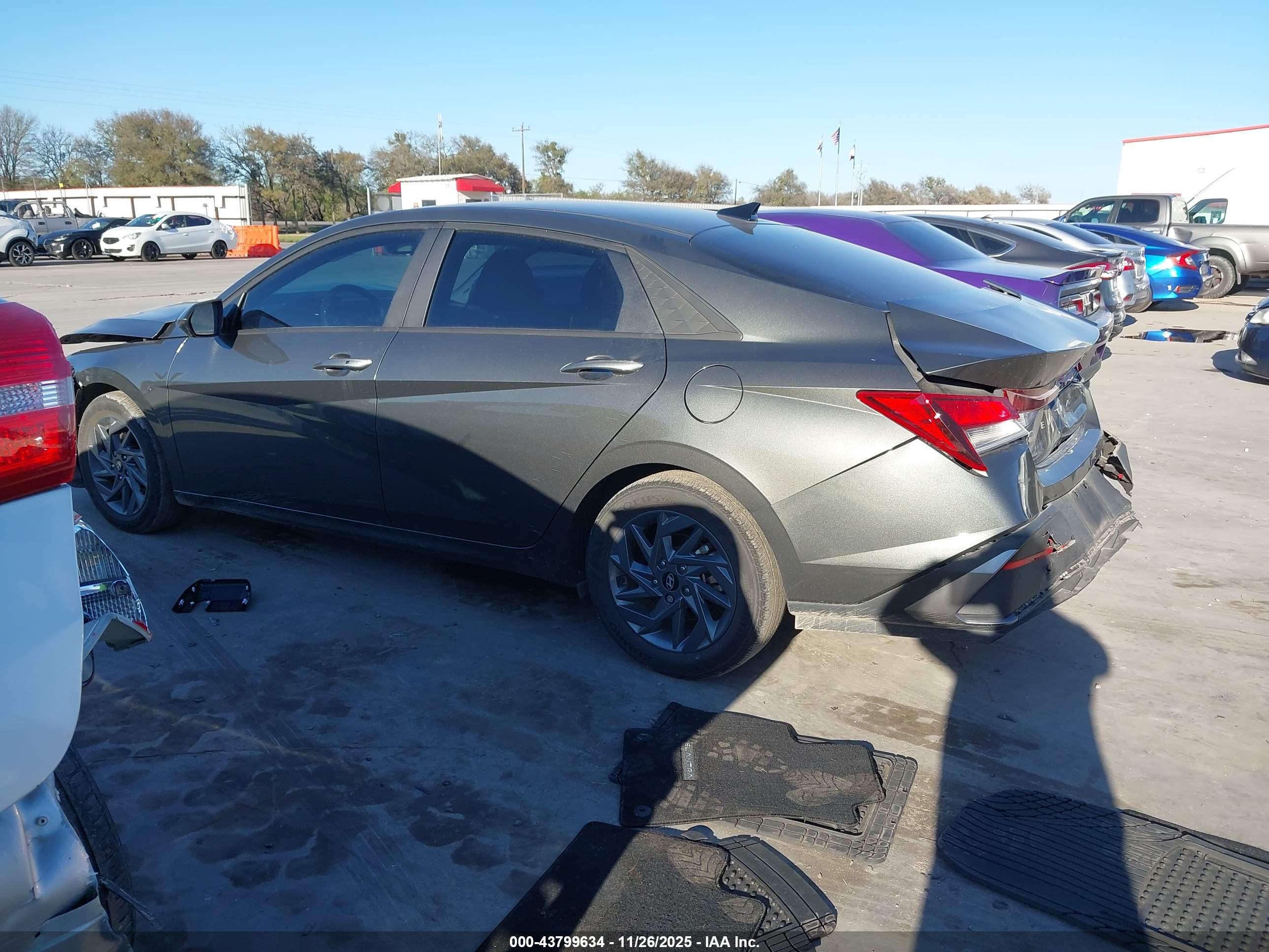 HYUNDAI ELANTRA image 3
