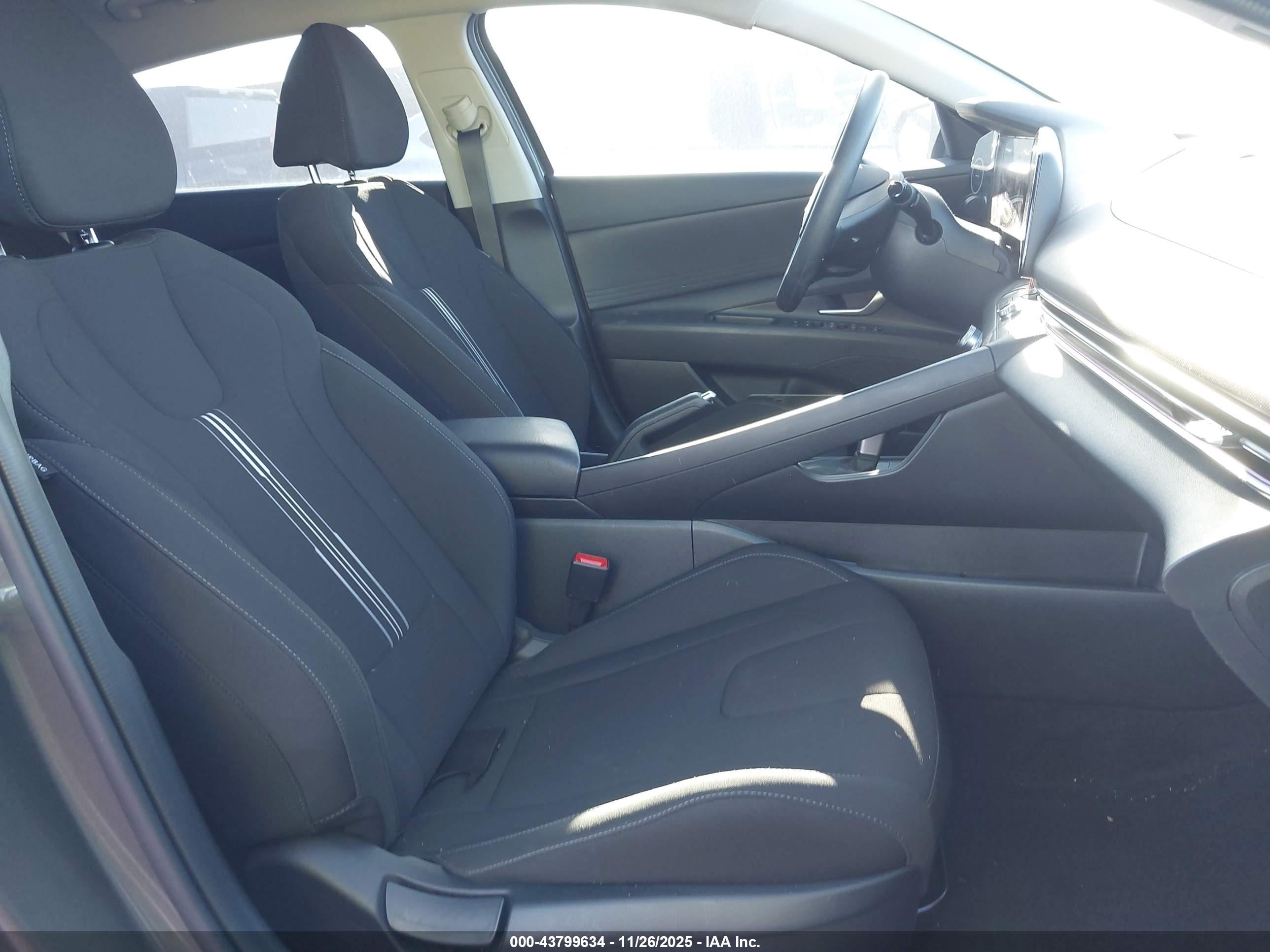 HYUNDAI ELANTRA image 5