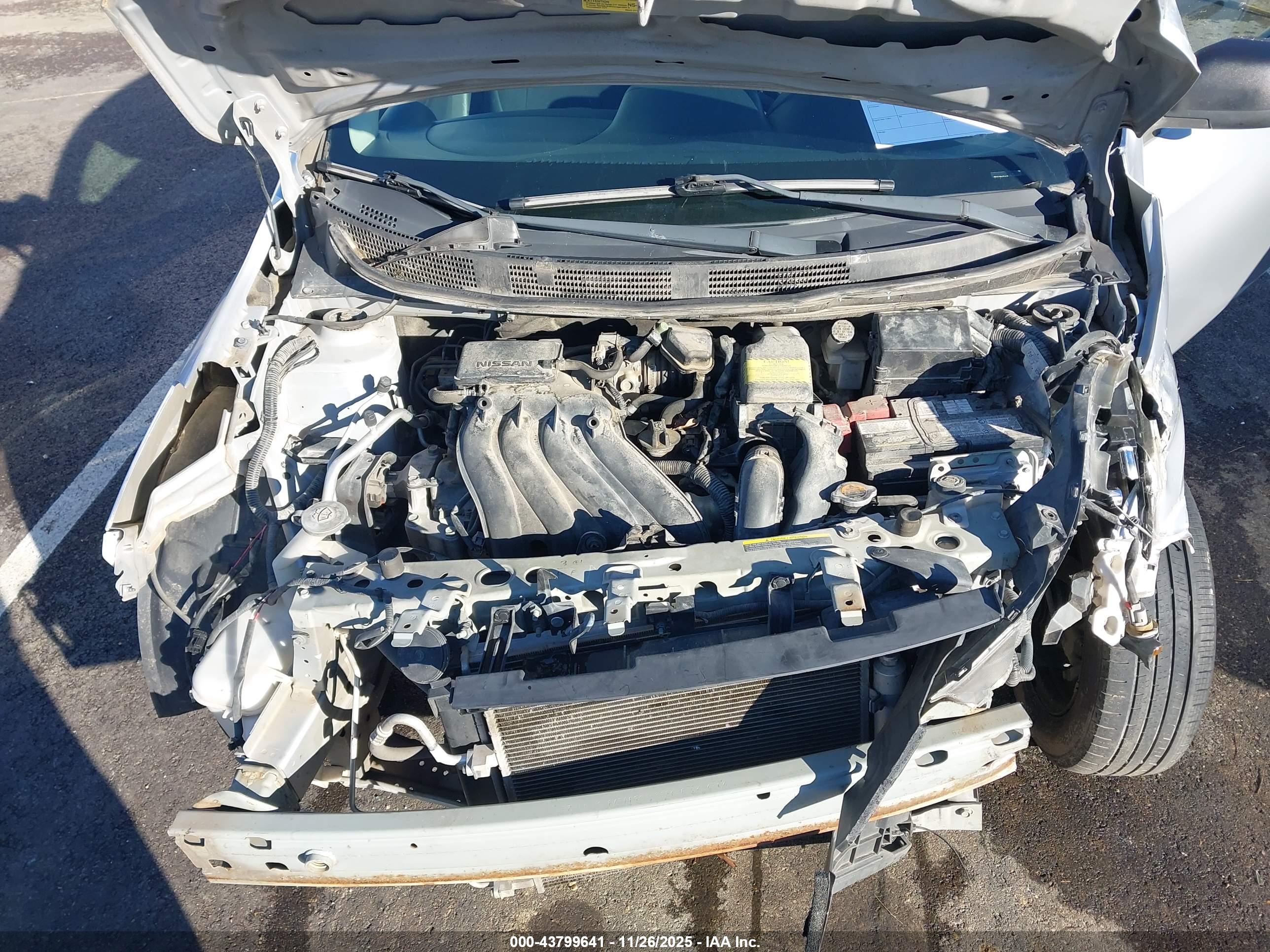 NISSAN VERSA image 10