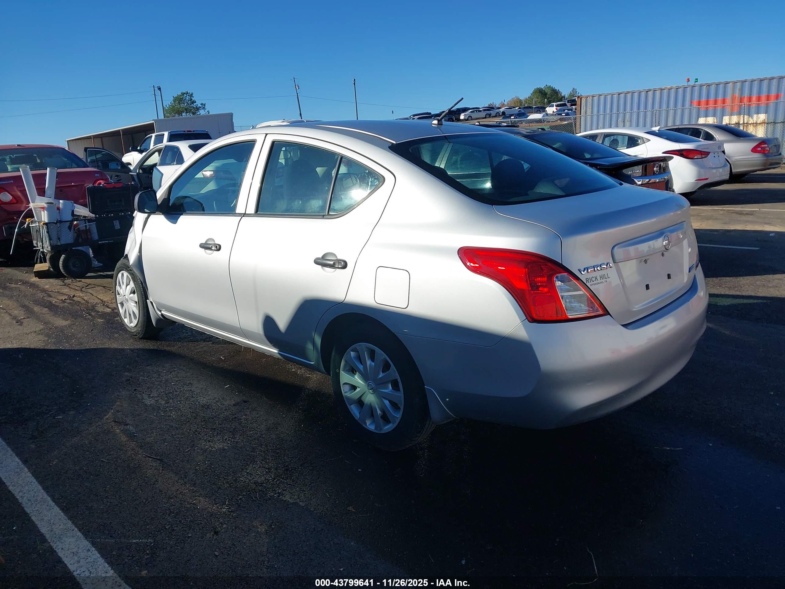 NISSAN VERSA image 3