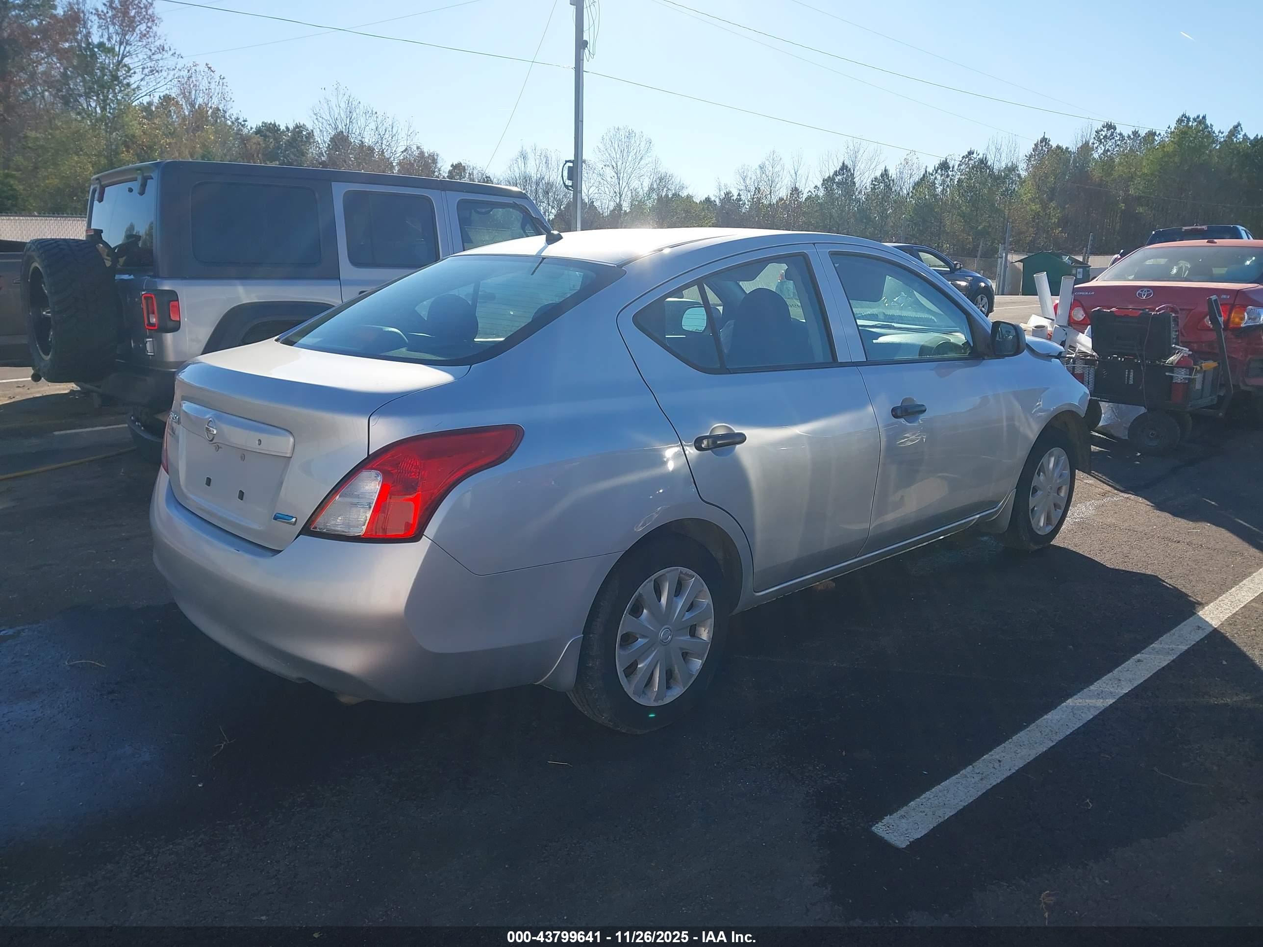 NISSAN VERSA image 4