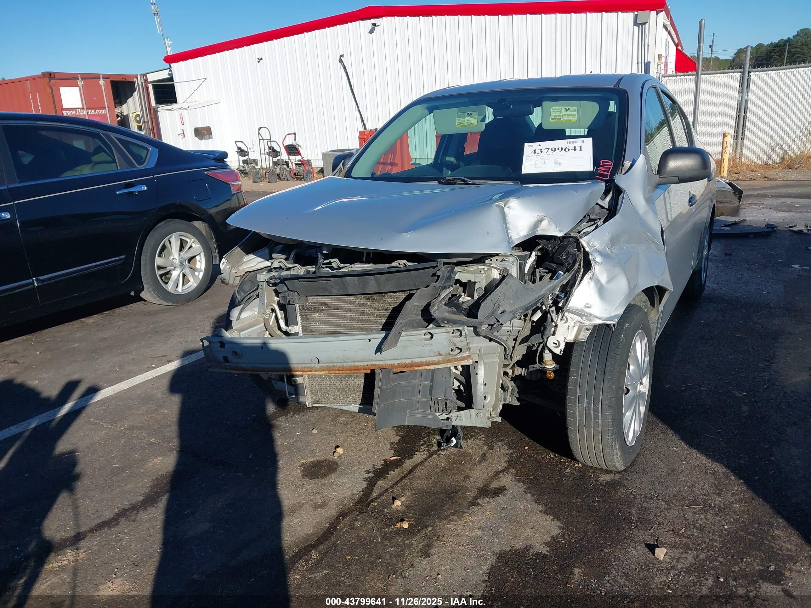 NISSAN VERSA image 6
