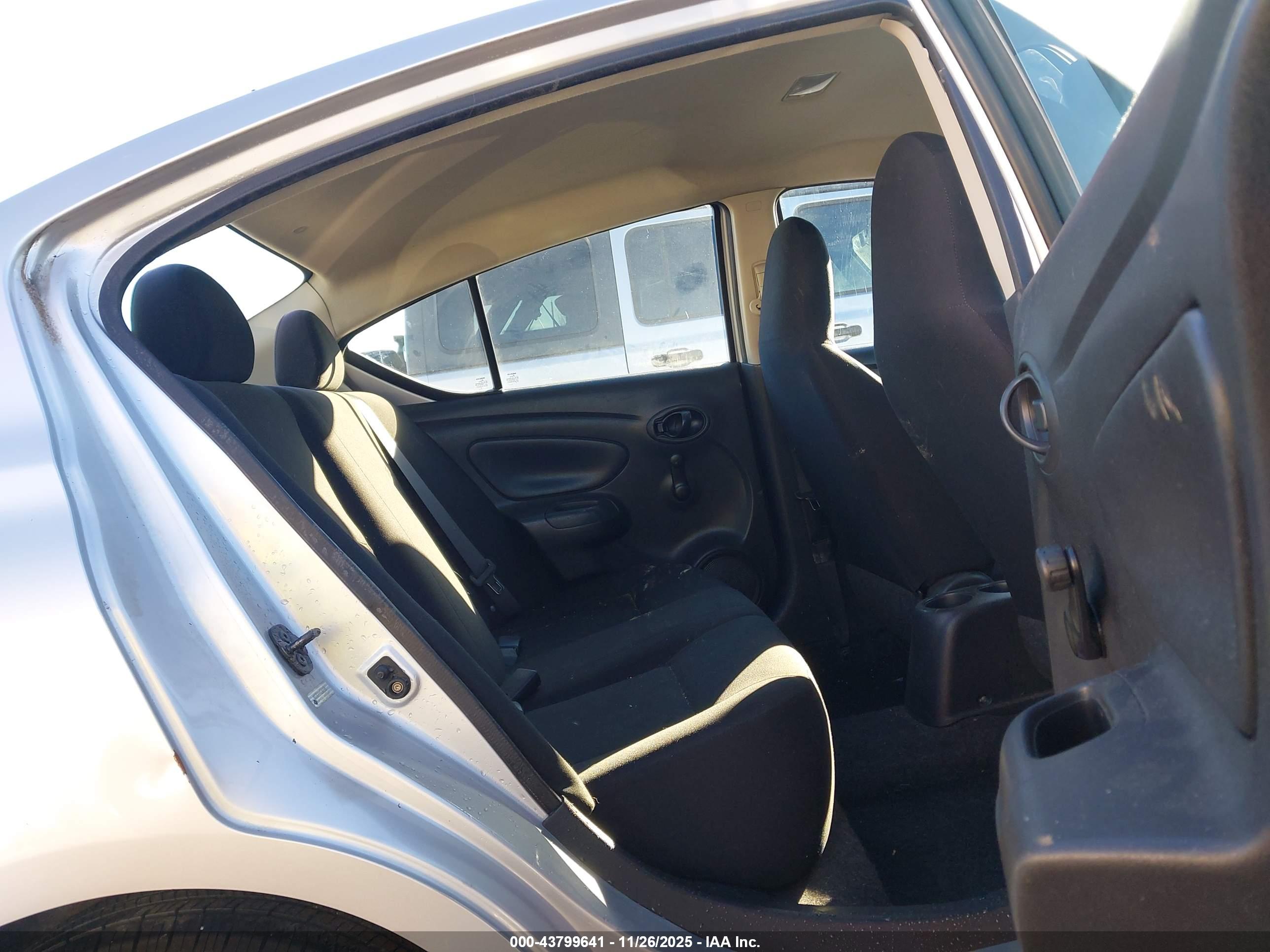 NISSAN VERSA image 8