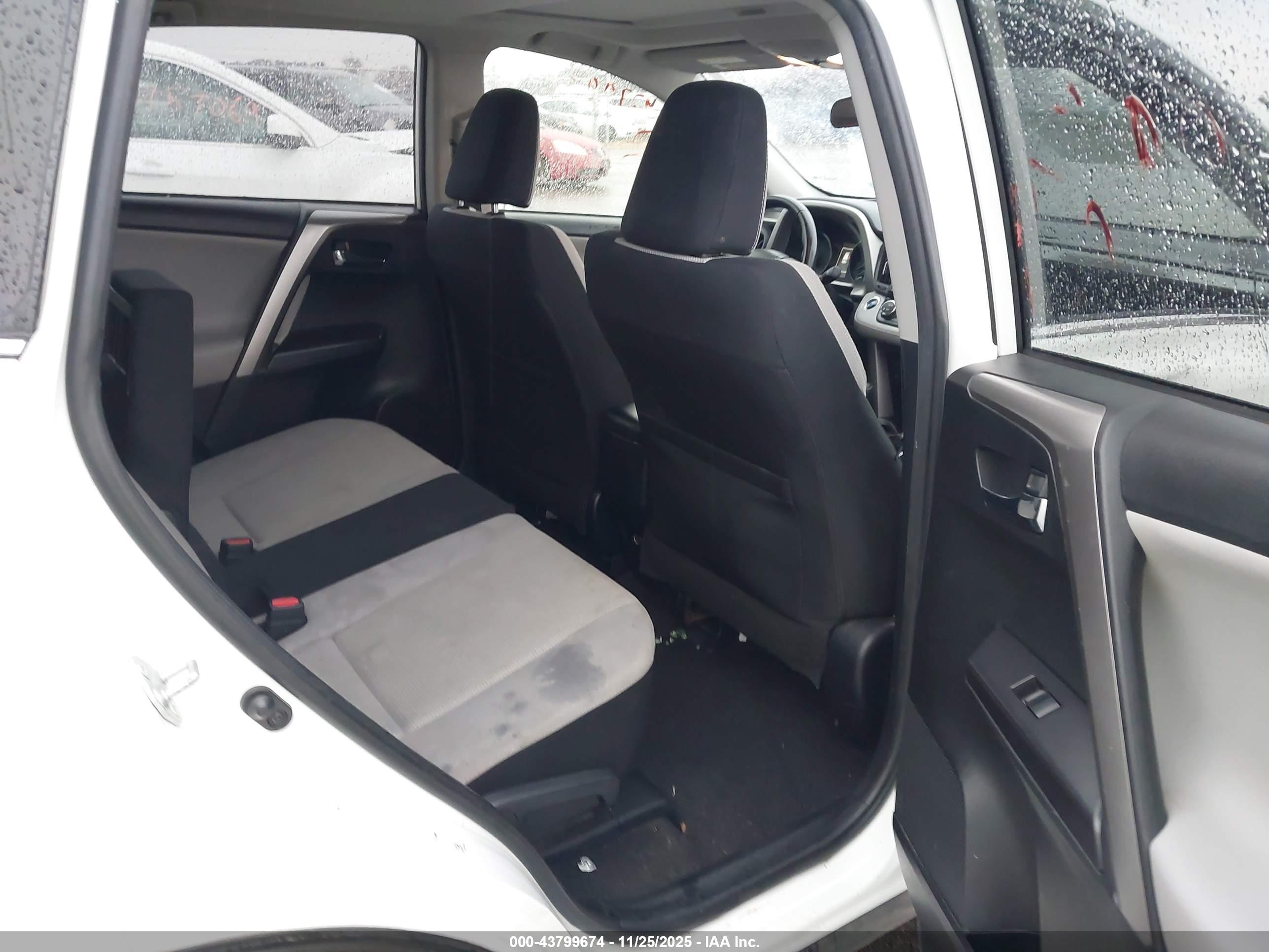 TOYOTA RAV4 image 8
