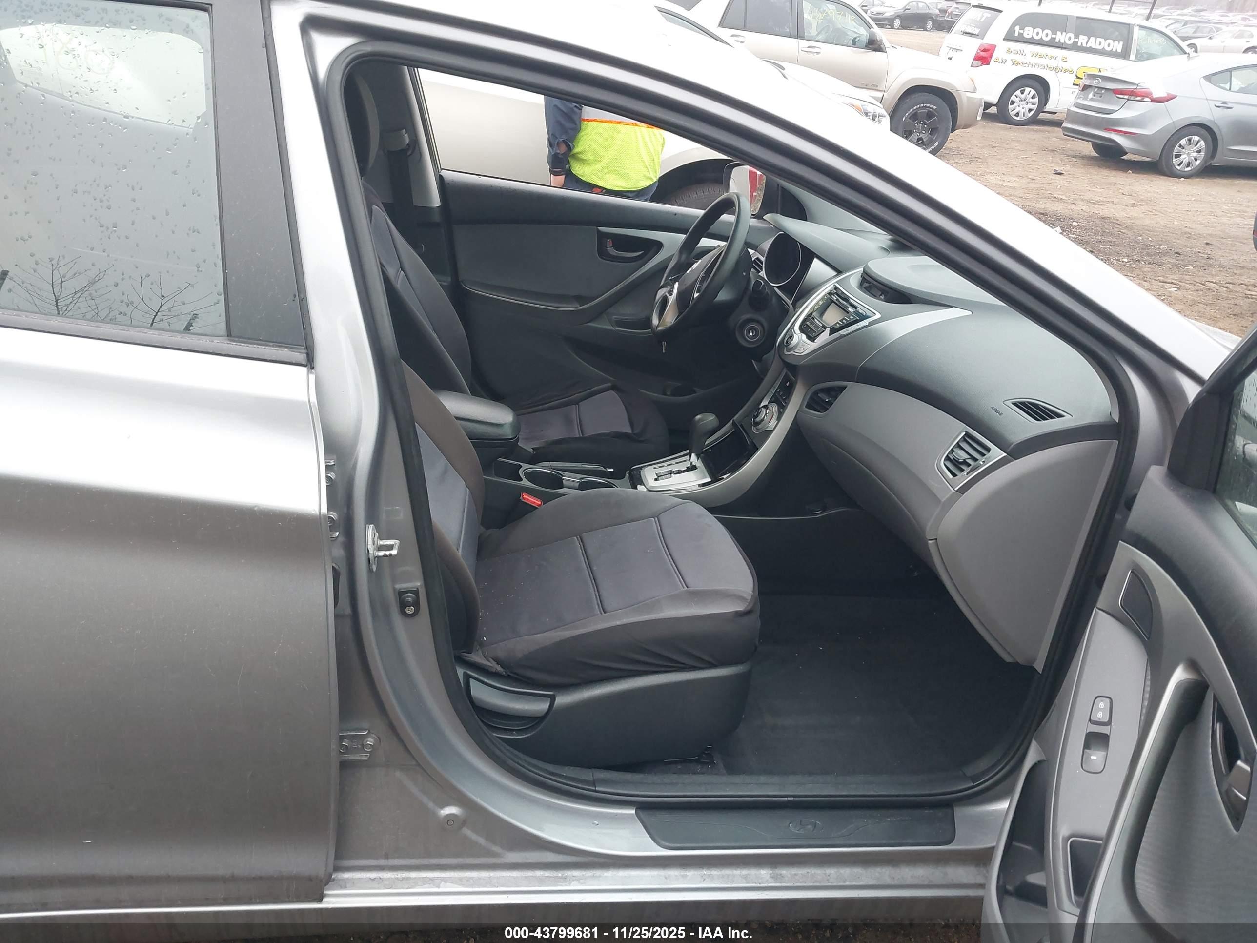 HYUNDAI ELANTRA image 5