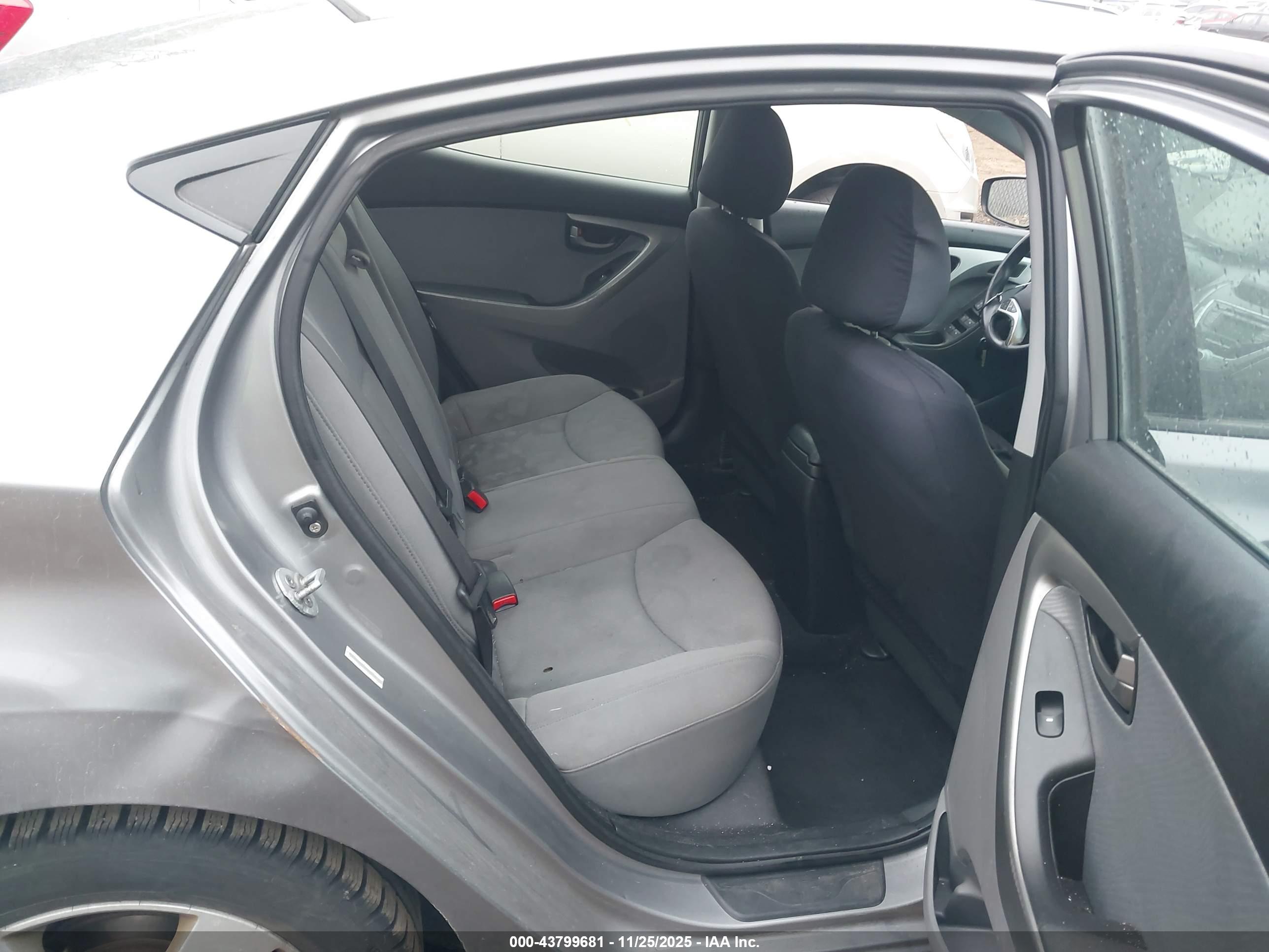 HYUNDAI ELANTRA image 8