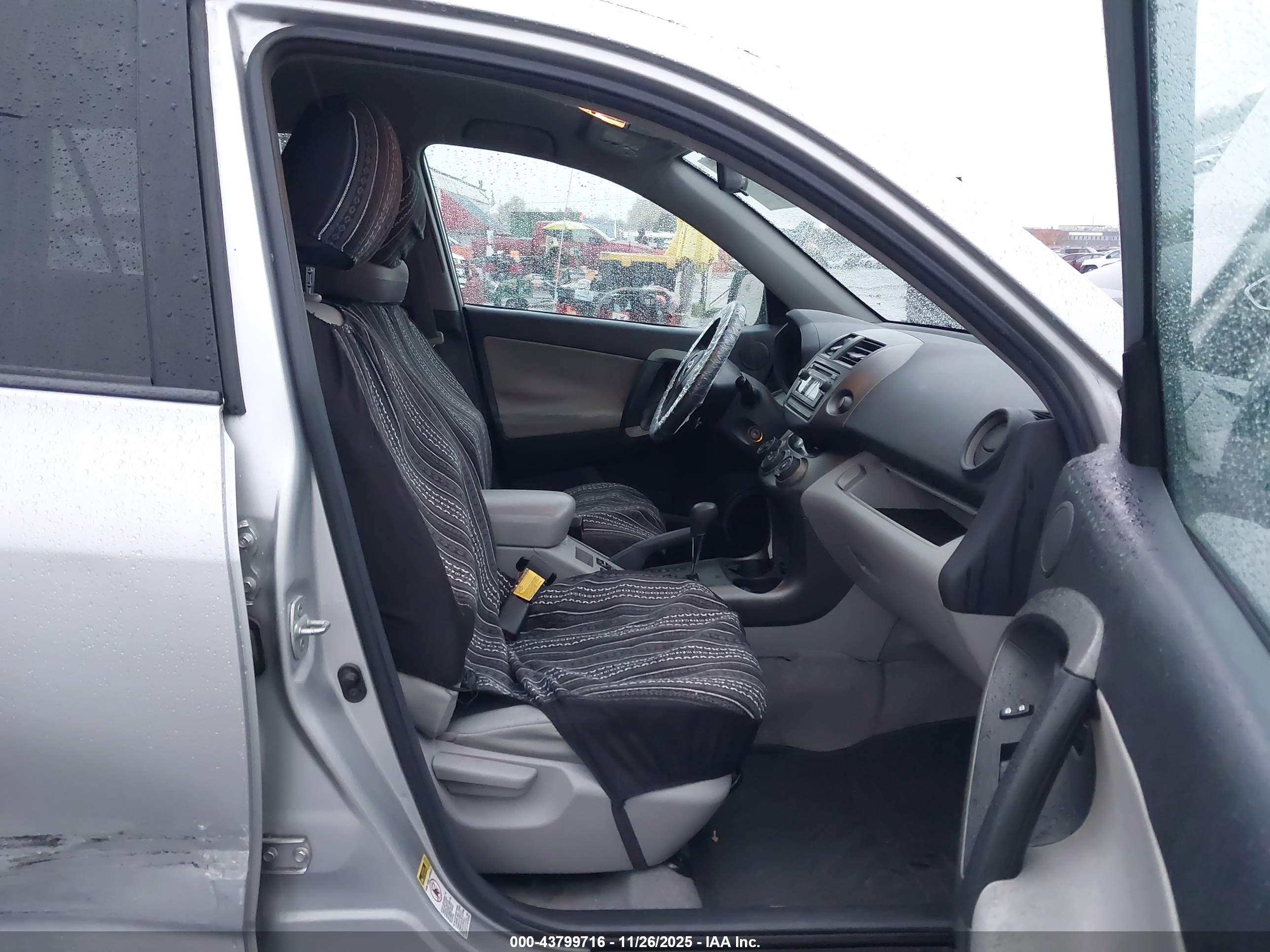 TOYOTA RAV4 image 5