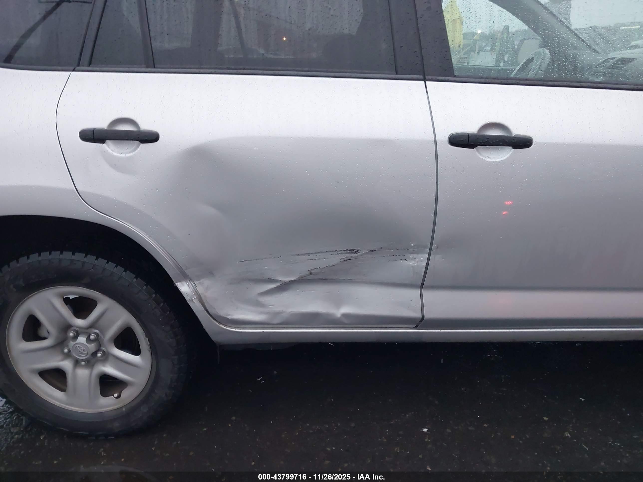 TOYOTA RAV4 image 6
