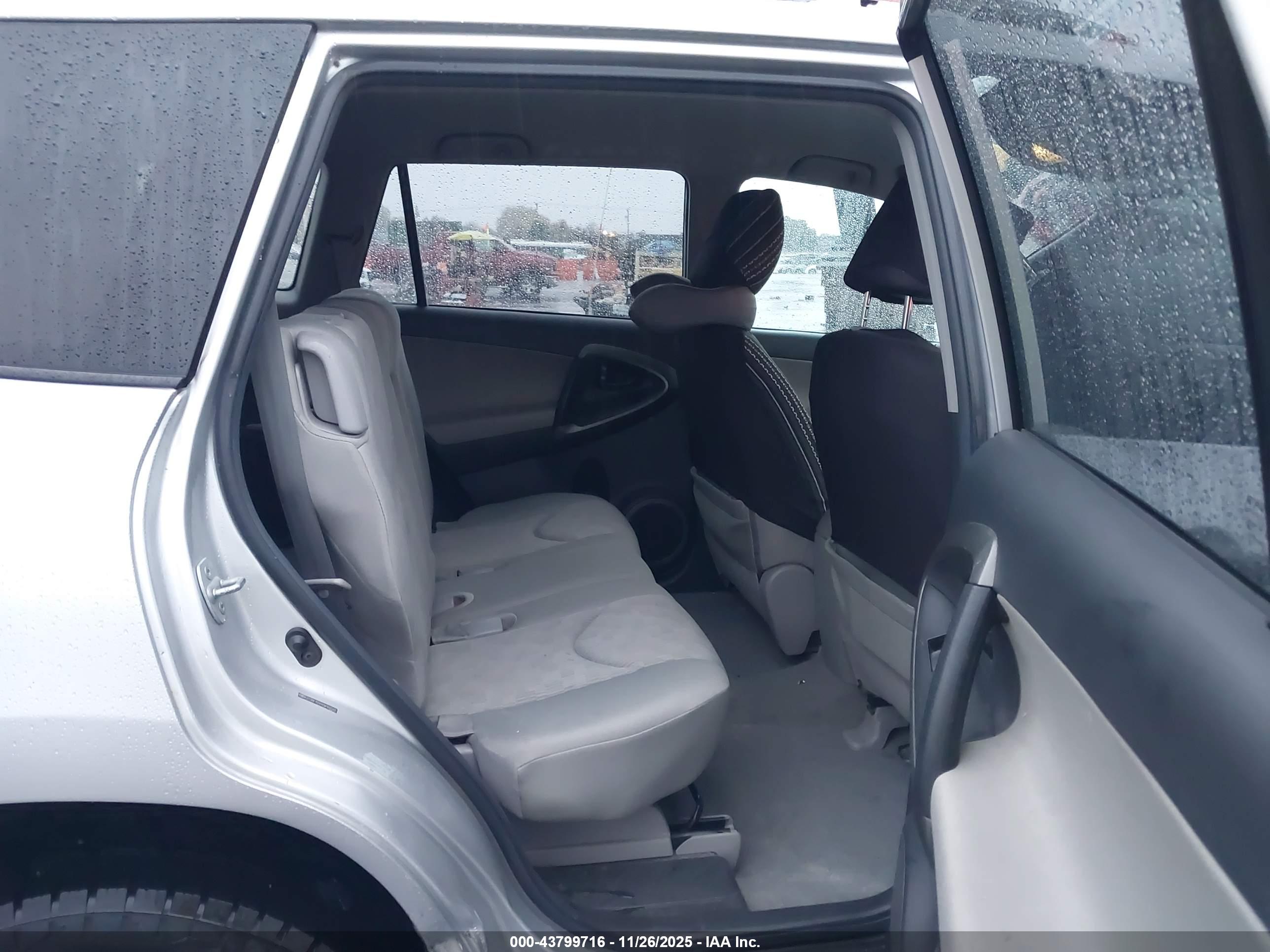 TOYOTA RAV4 image 8