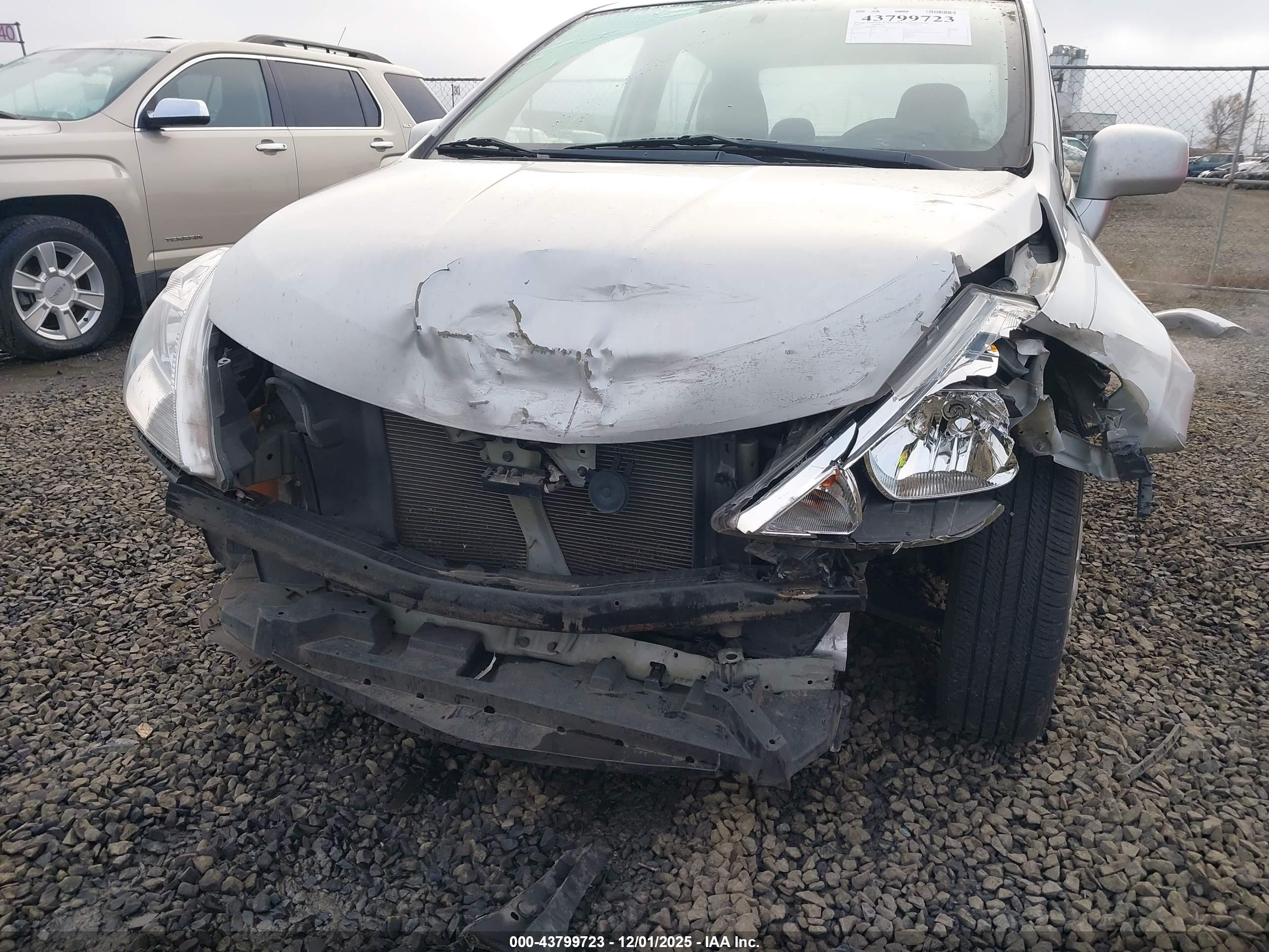 NISSAN VERSA image 6
