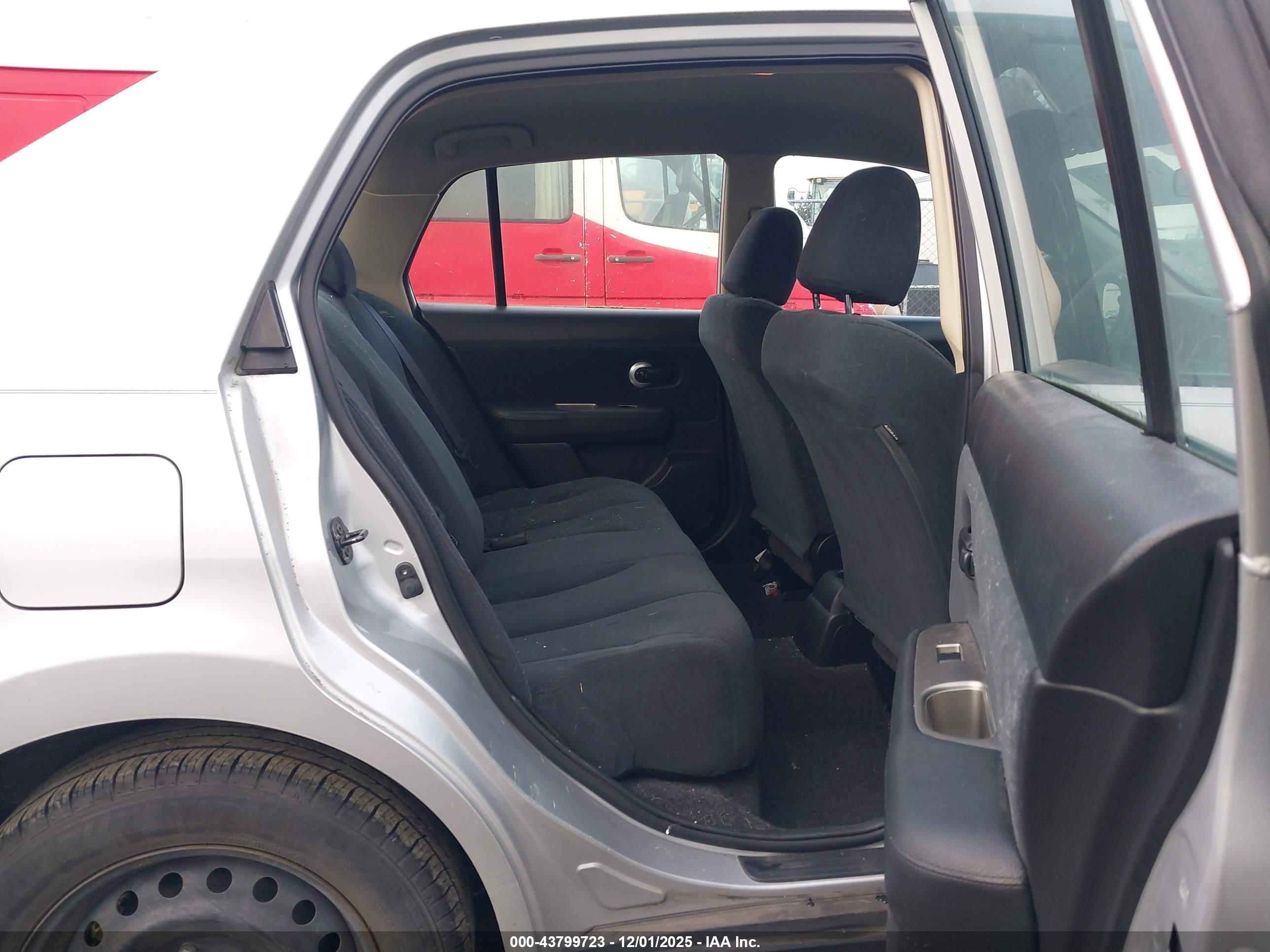 NISSAN VERSA image 8