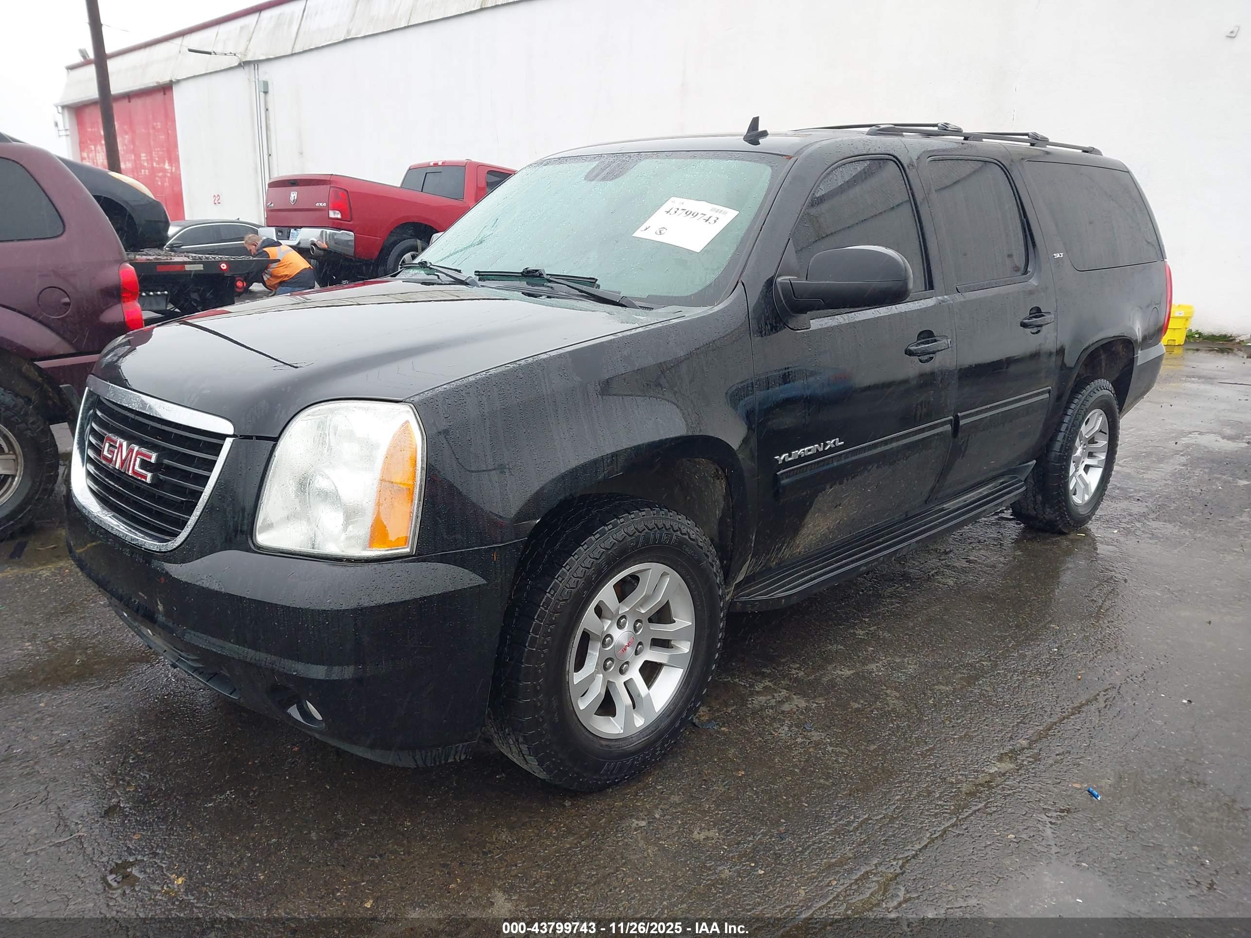GMC YUKON image 2