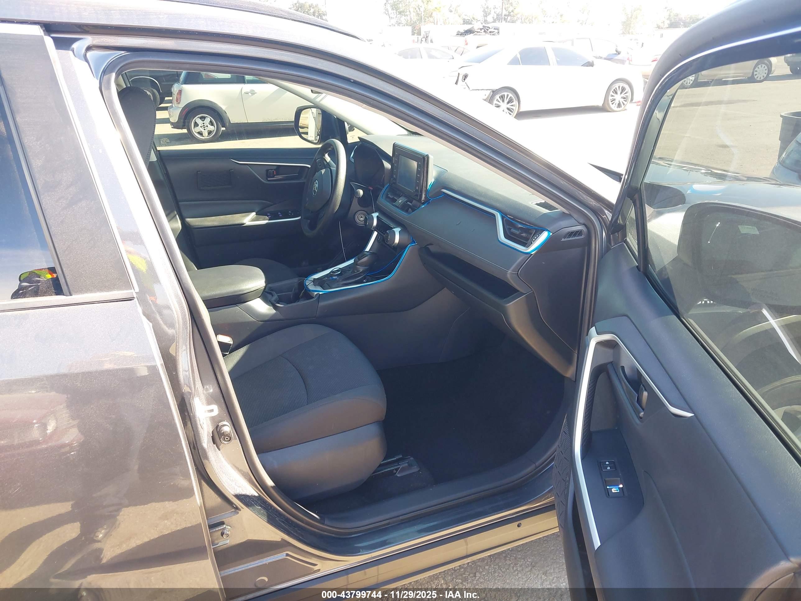 TOYOTA RAV4 image 5