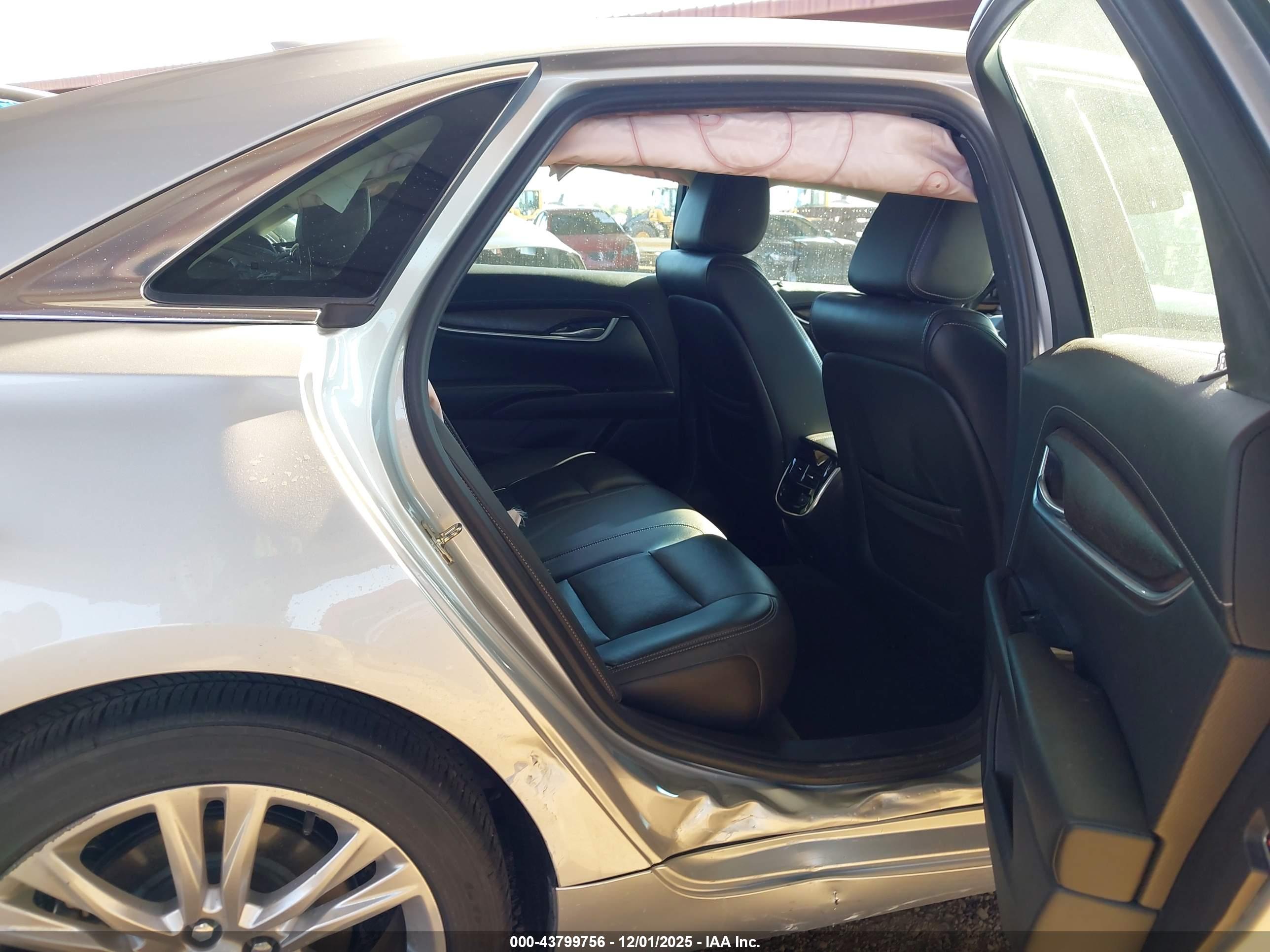 CADILLAC XTS image 8
