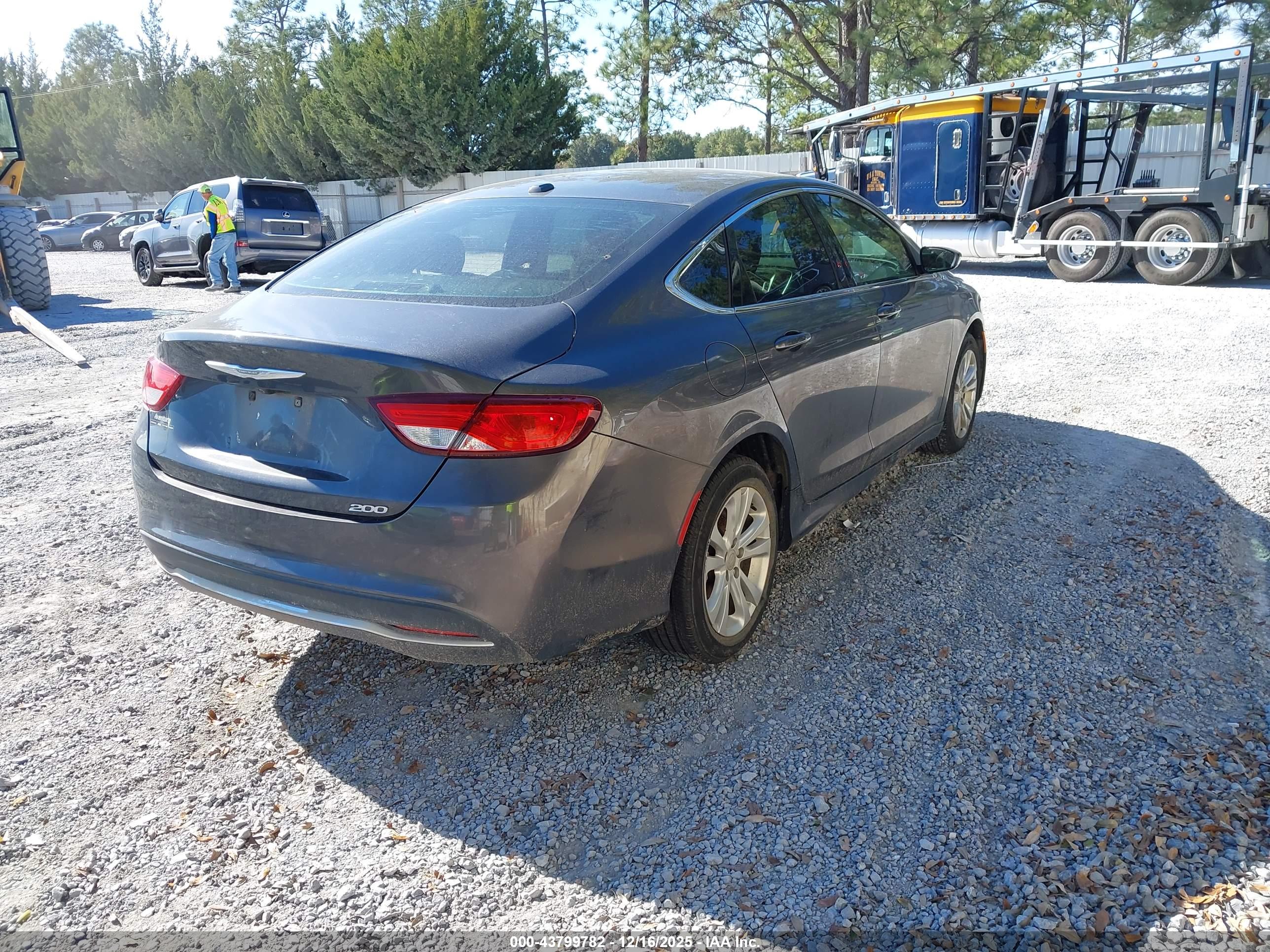 CHRYSLER 200 image 4