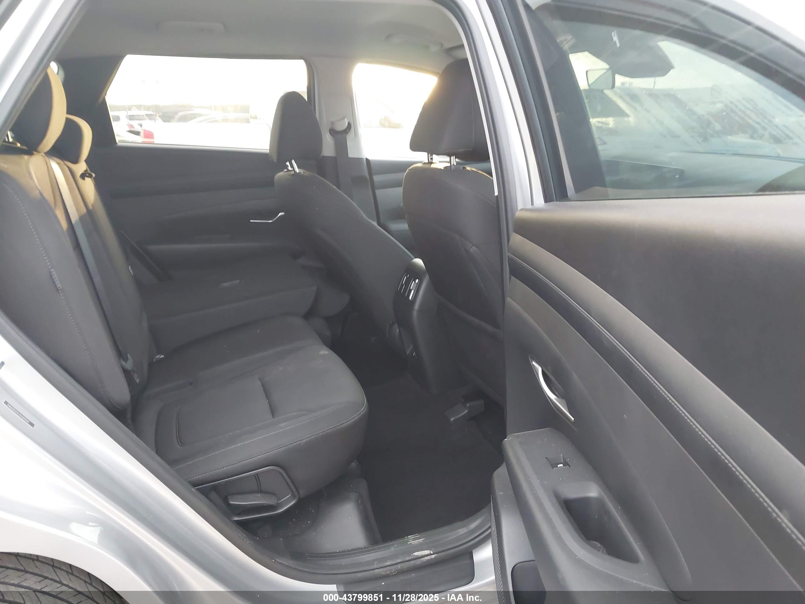 HYUNDAI TUCSON image 8