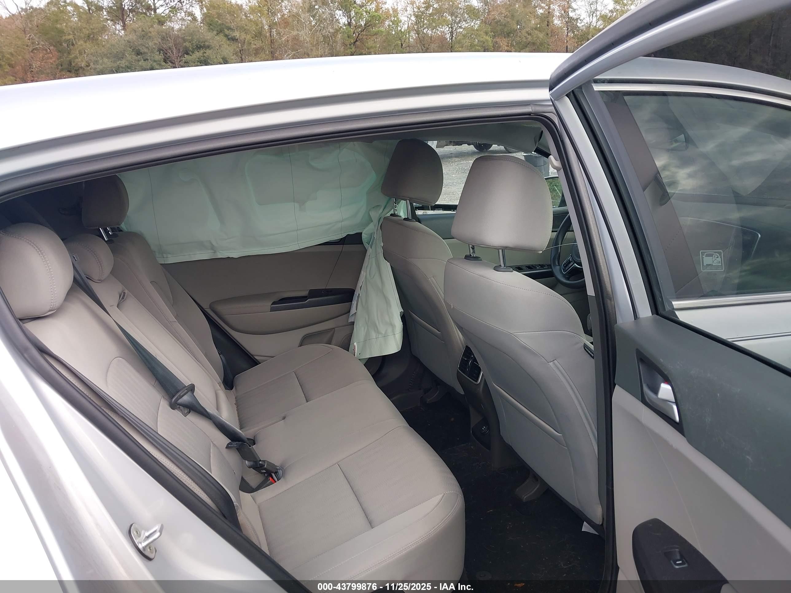KIA SPORTAGE image 8