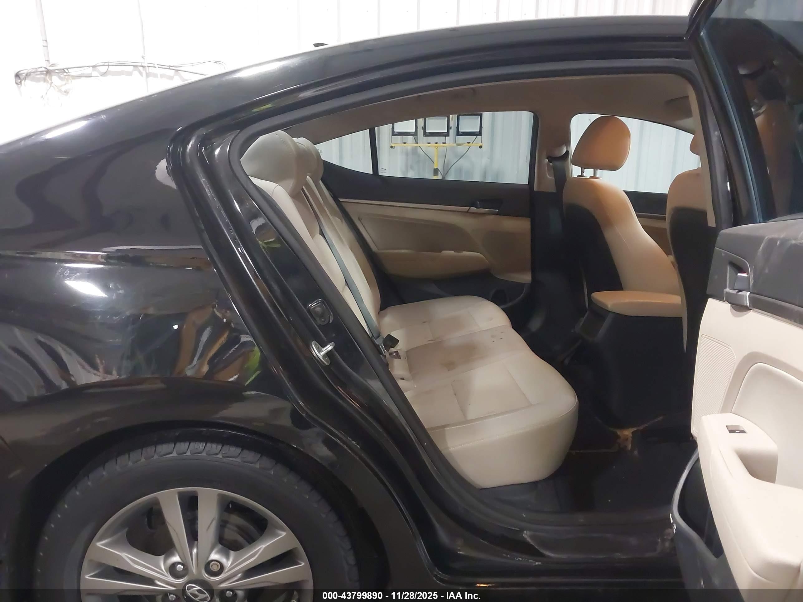 HYUNDAI ELANTRA image 8