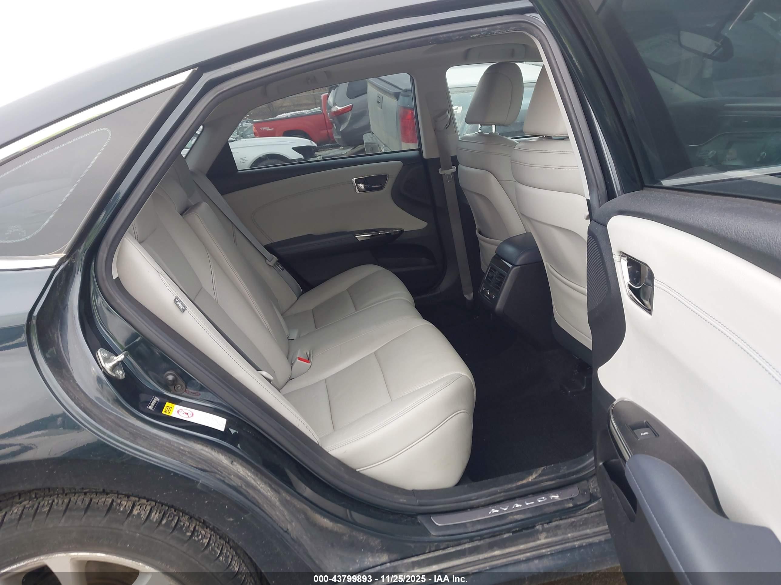 TOYOTA AVALON image 8