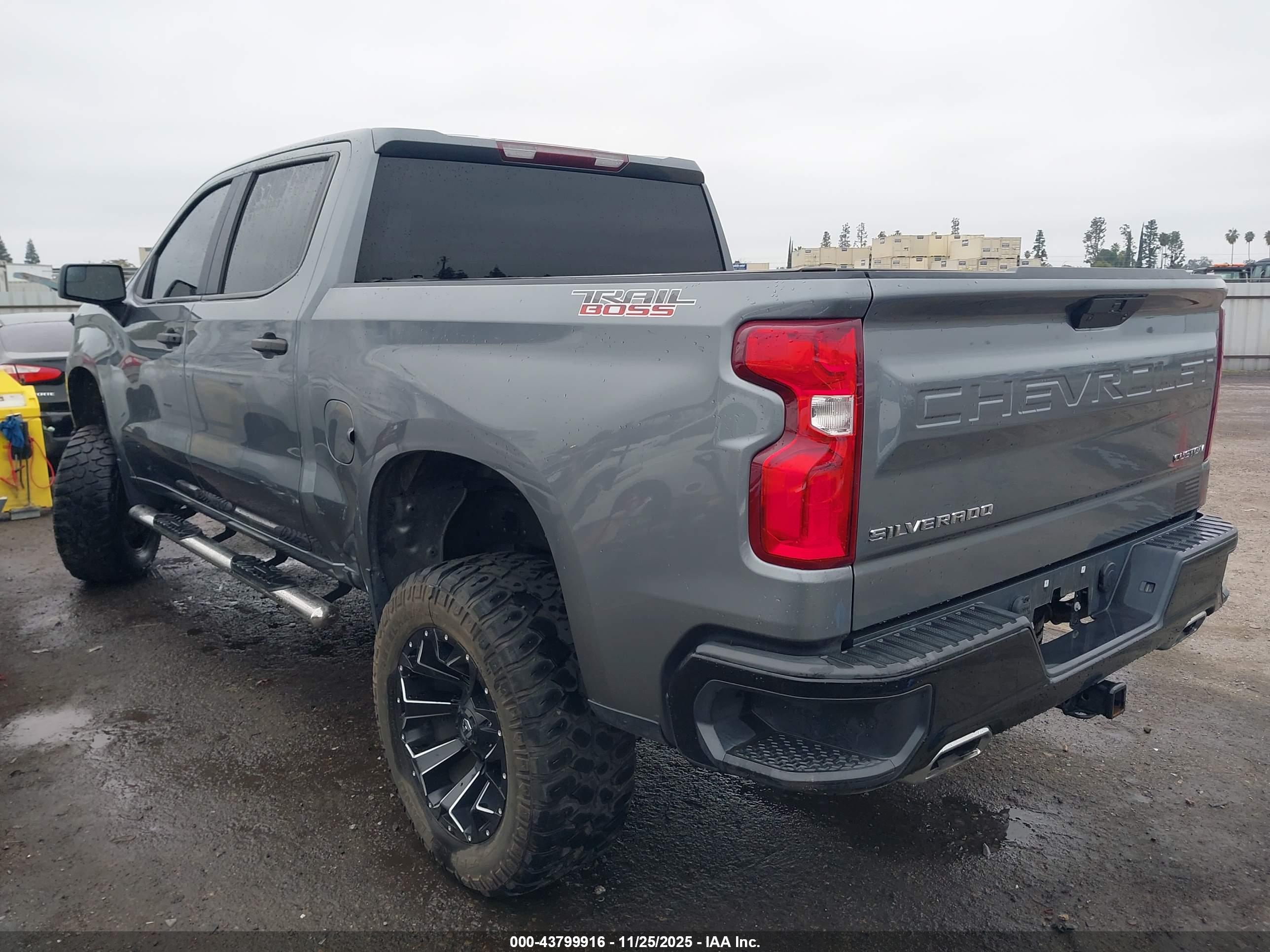 CHEVROLET SILVERADO image 3