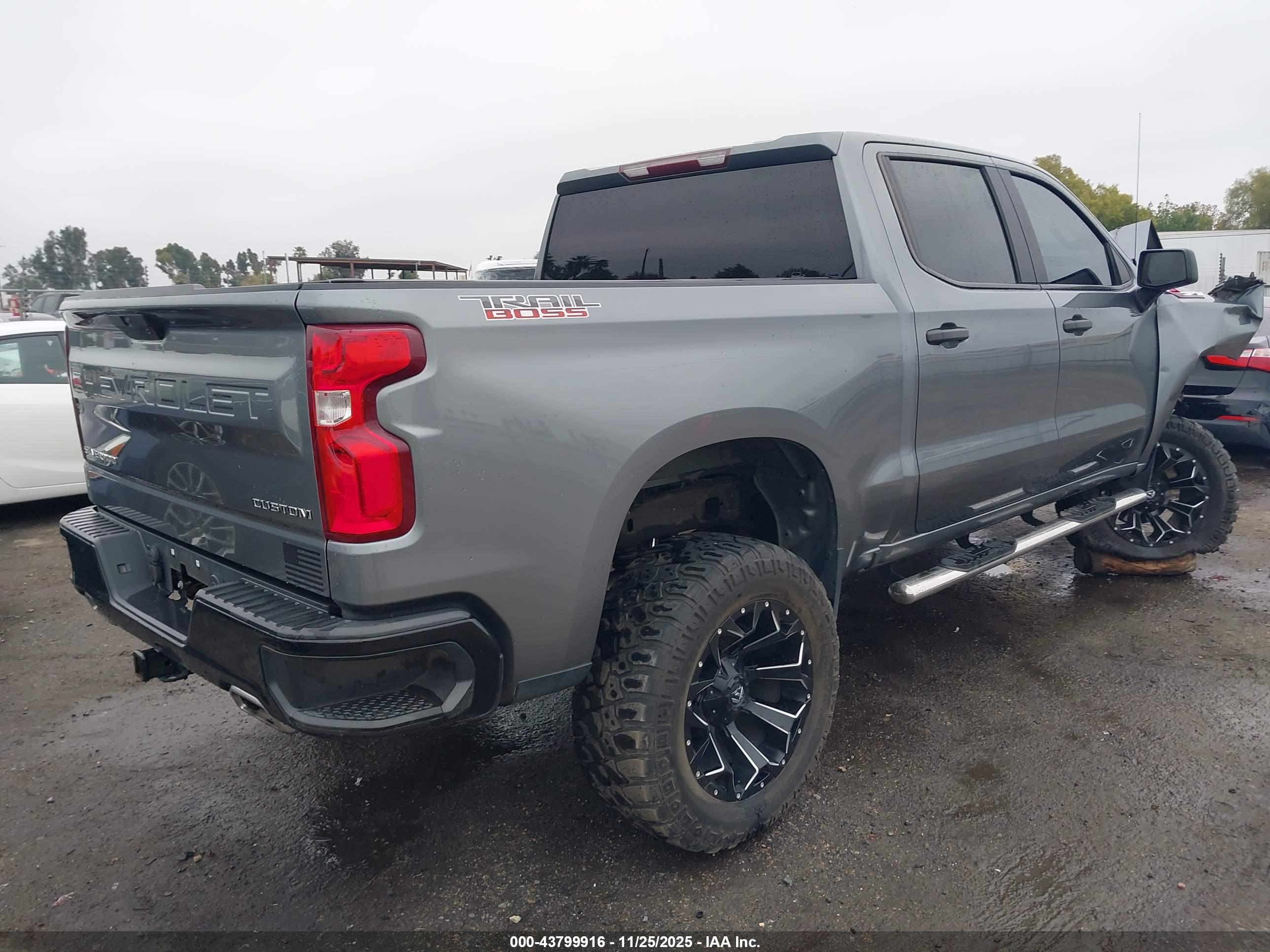 CHEVROLET SILVERADO image 4