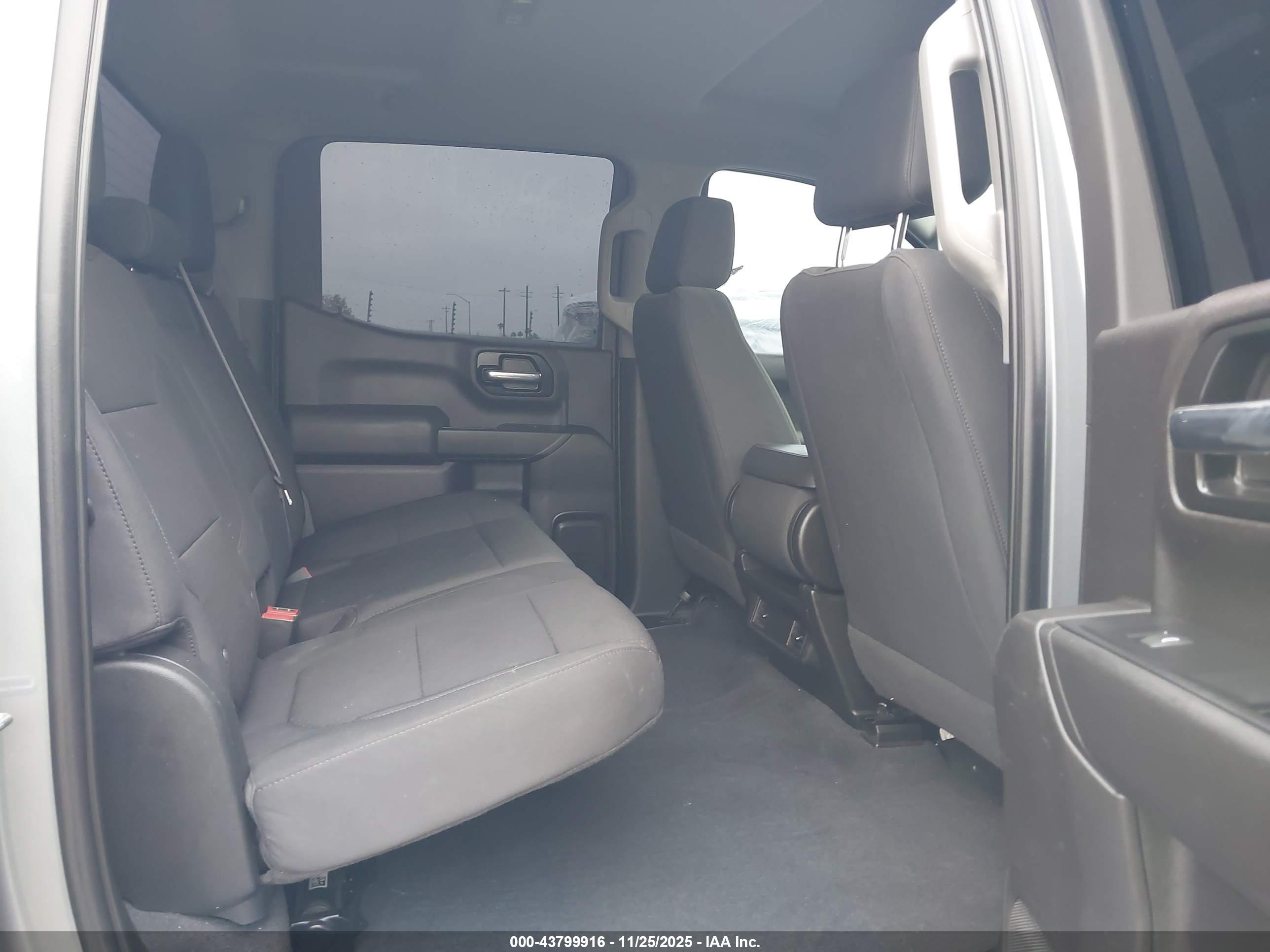 CHEVROLET SILVERADO image 8