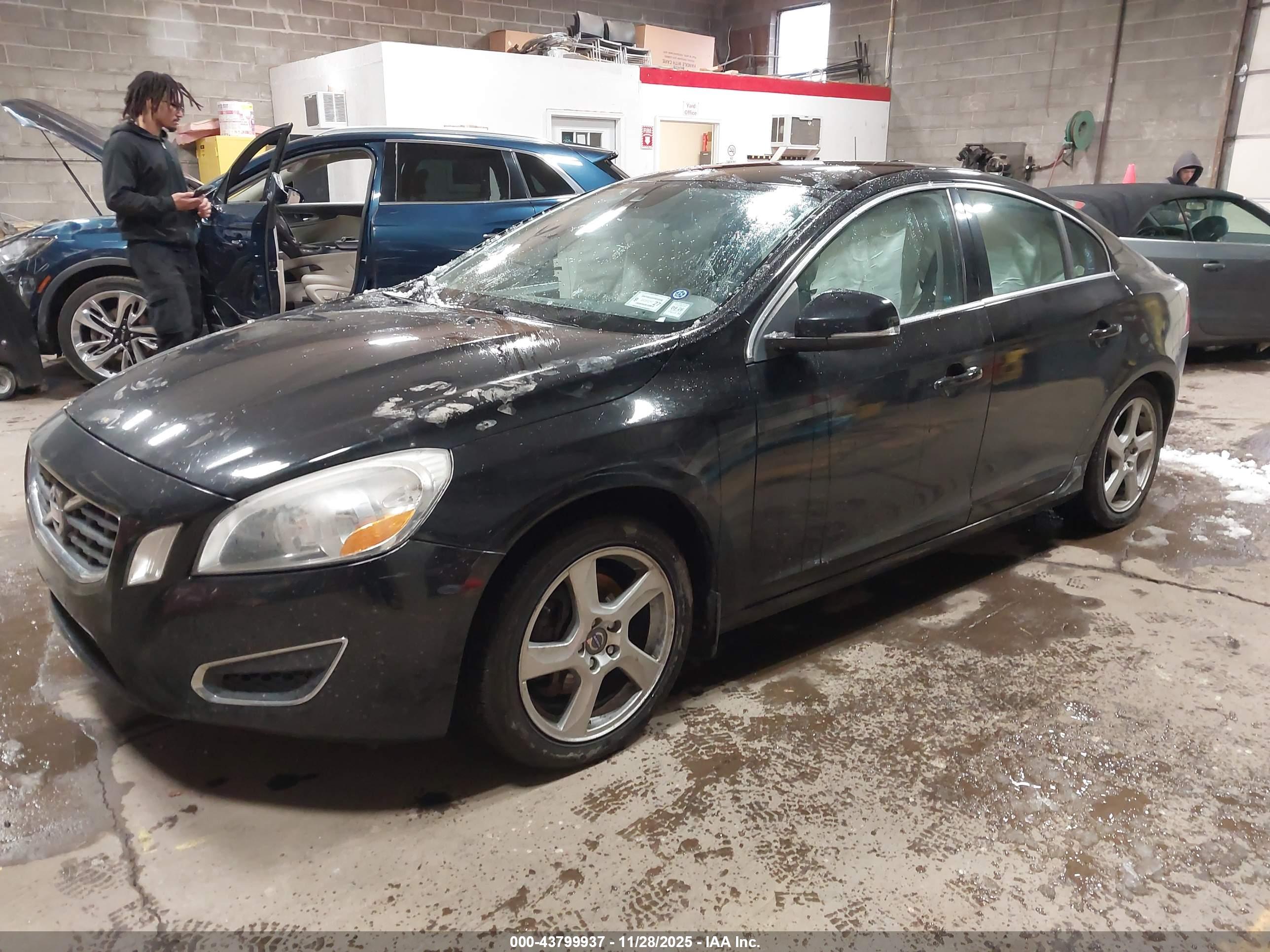 VOLVO S60 image 2