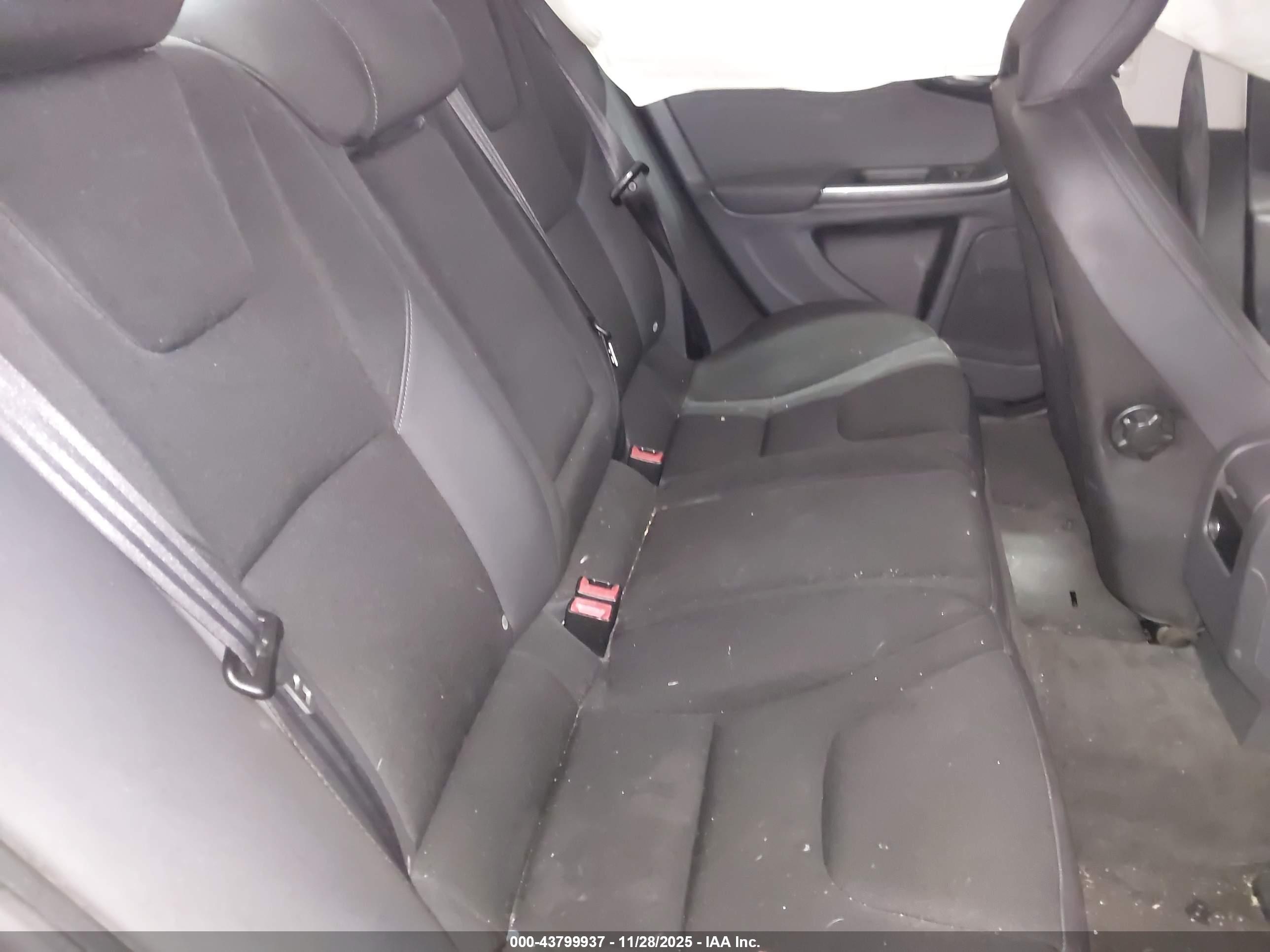 VOLVO S60 image 8
