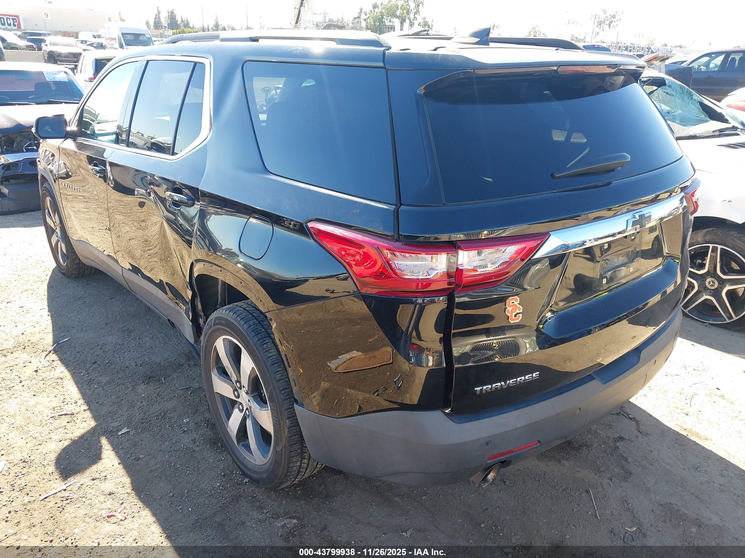 CHEVROLET TRAVERSE image 3