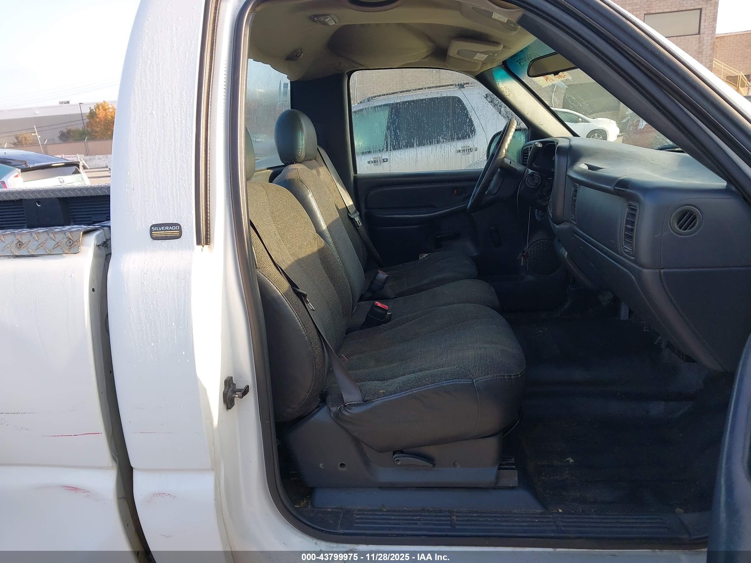 CHEVROLET SILVERADO image 5