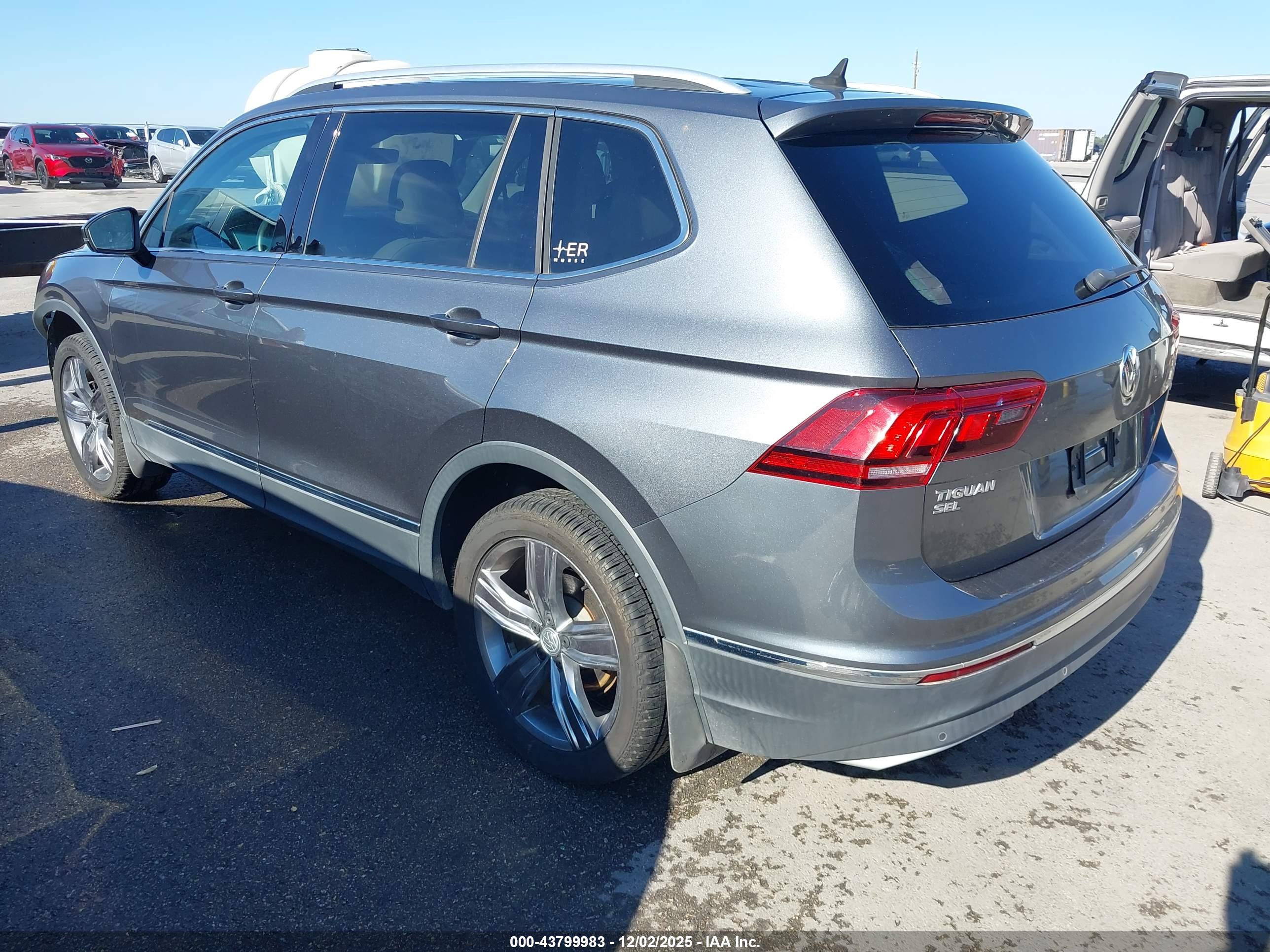 VOLKSWAGEN TIGUAN image 3