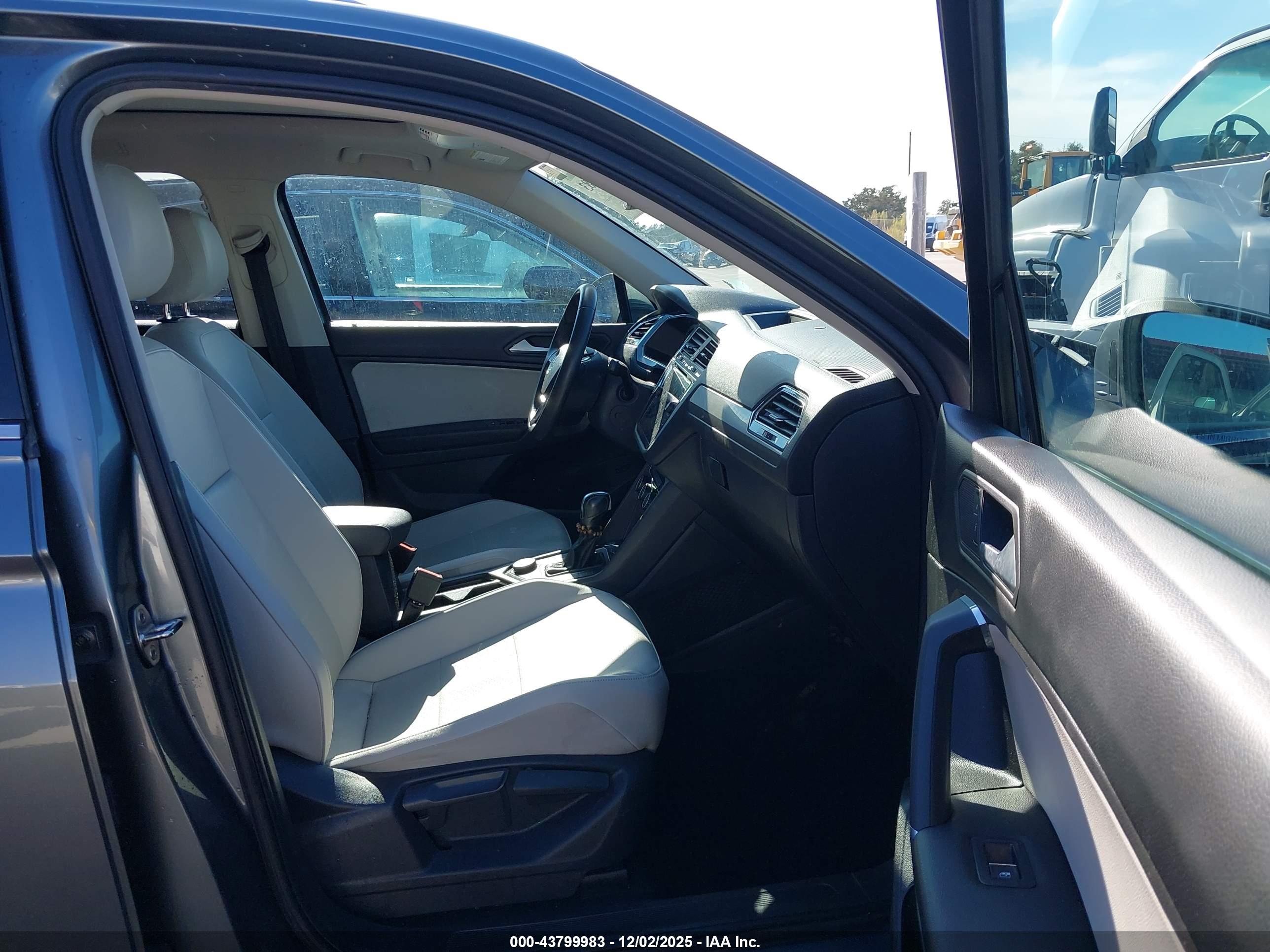 VOLKSWAGEN TIGUAN image 5