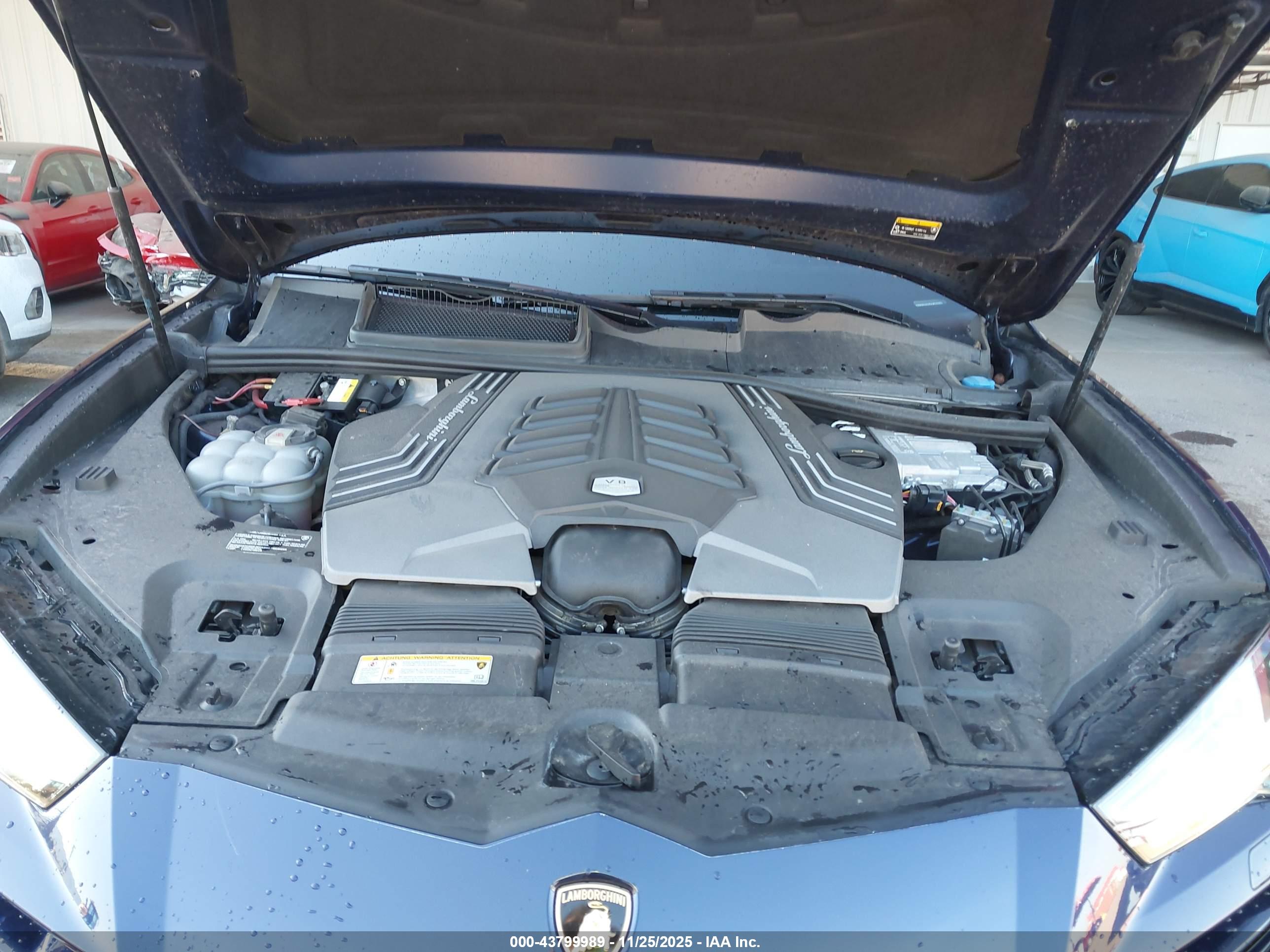 LAMBORGHINI URUS image 10