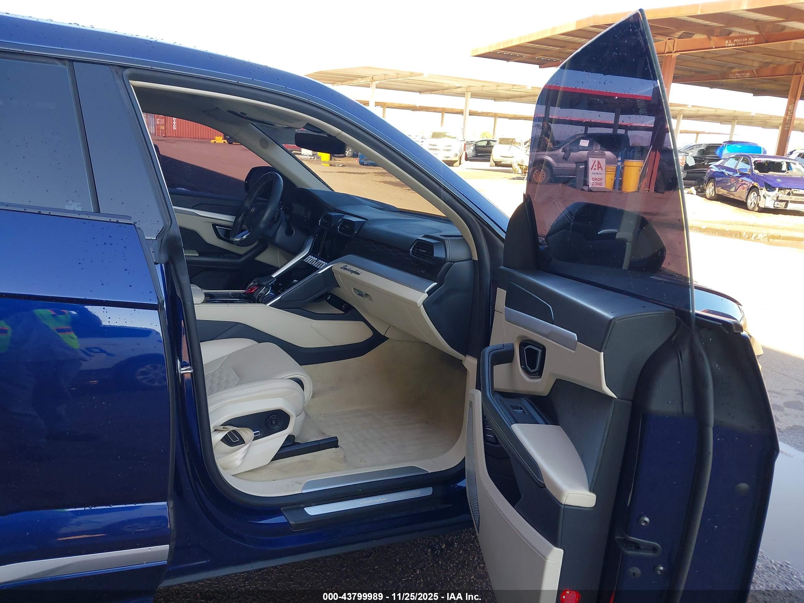 LAMBORGHINI URUS image 5