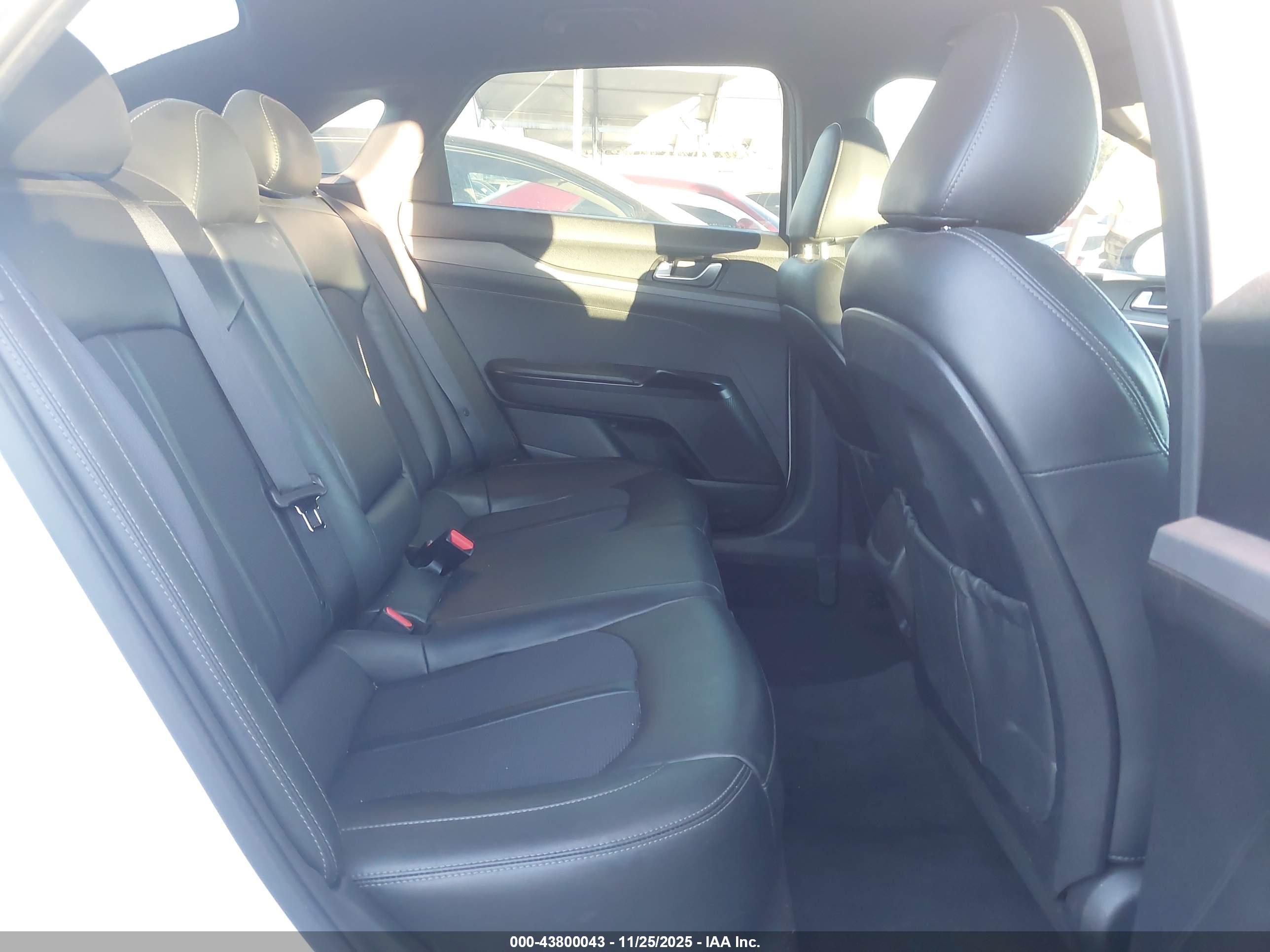KIA K5 image 8