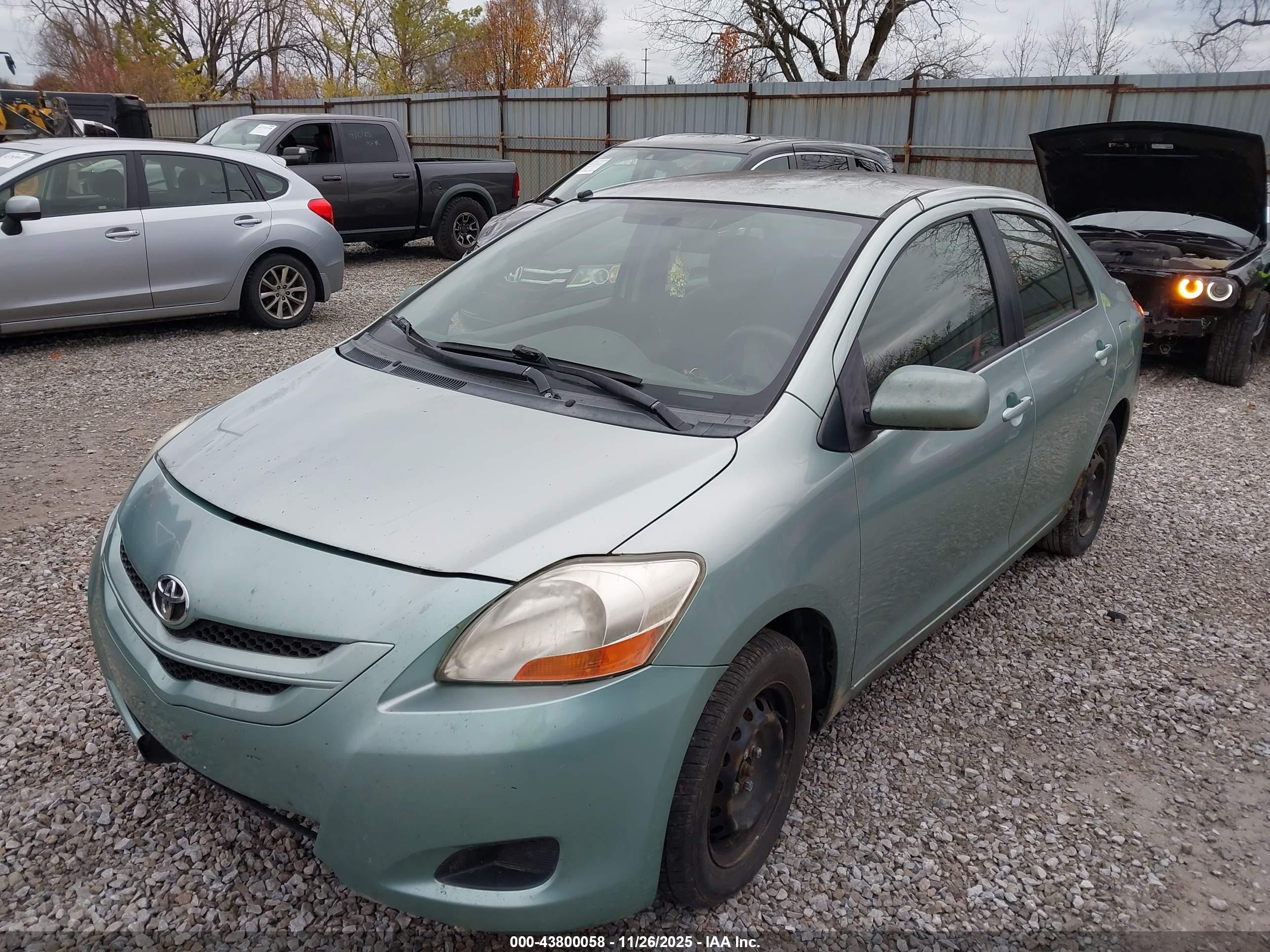 TOYOTA YARIS image 2