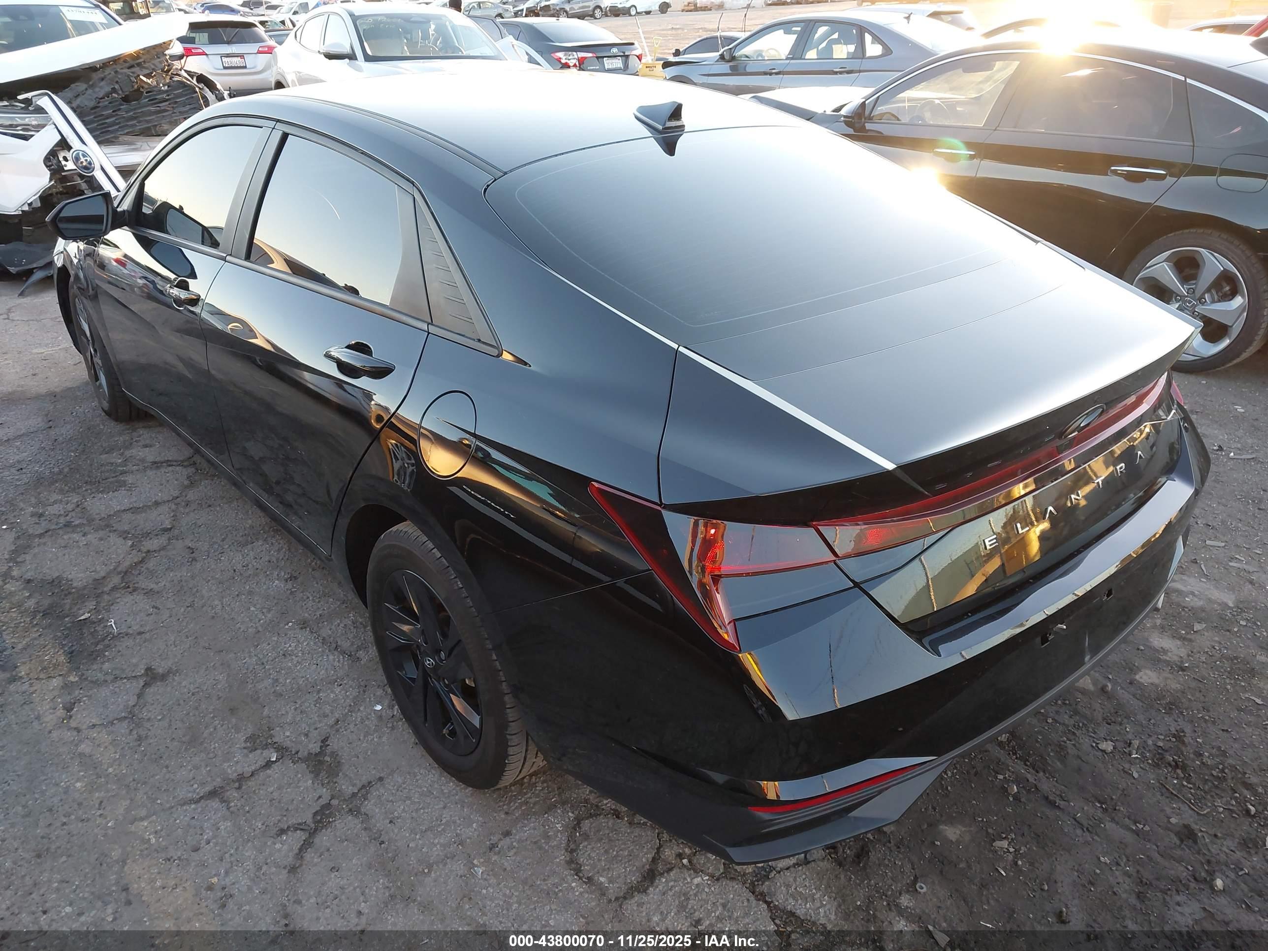 HYUNDAI ELANTRA image 3