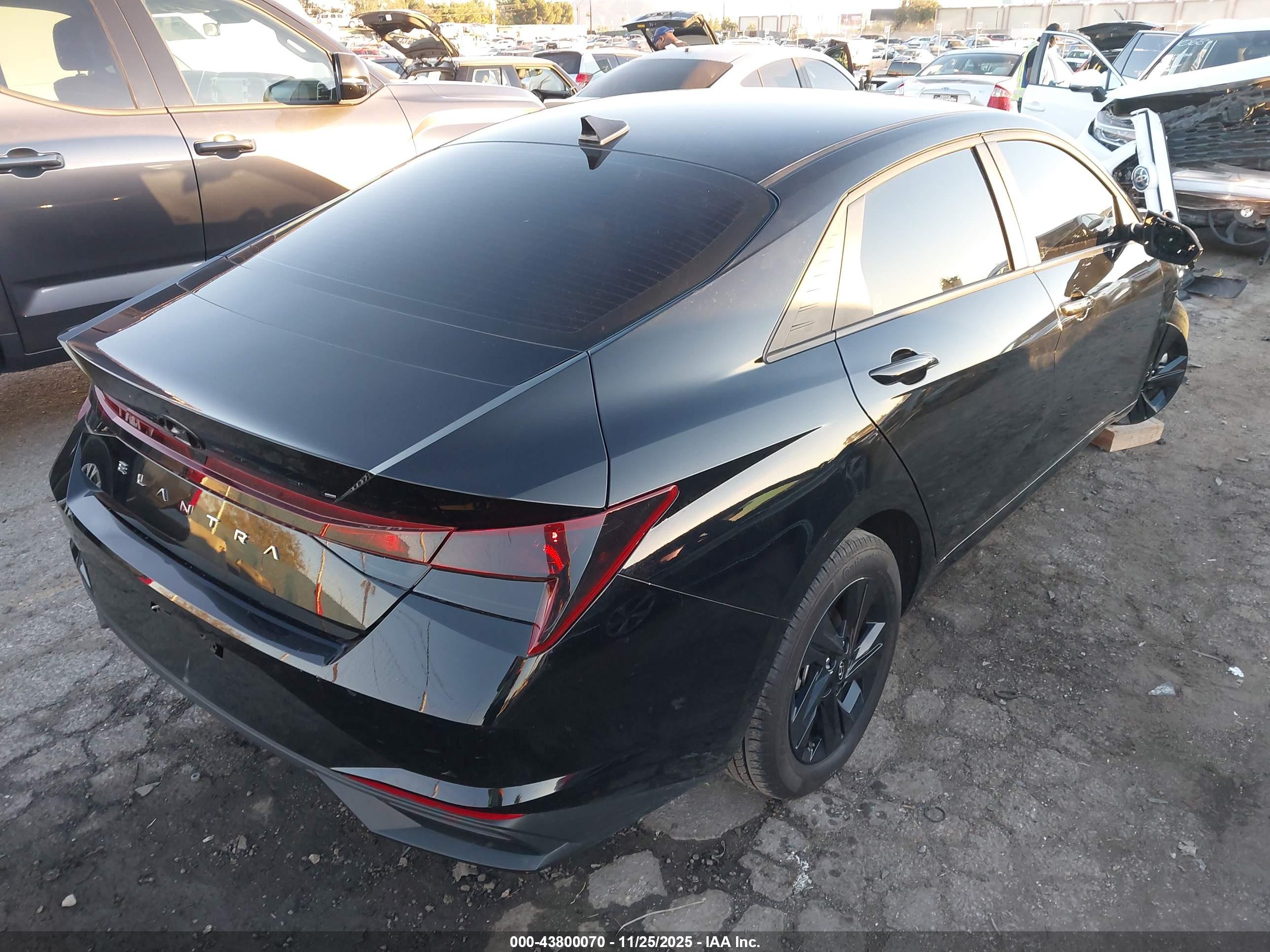 HYUNDAI ELANTRA image 4