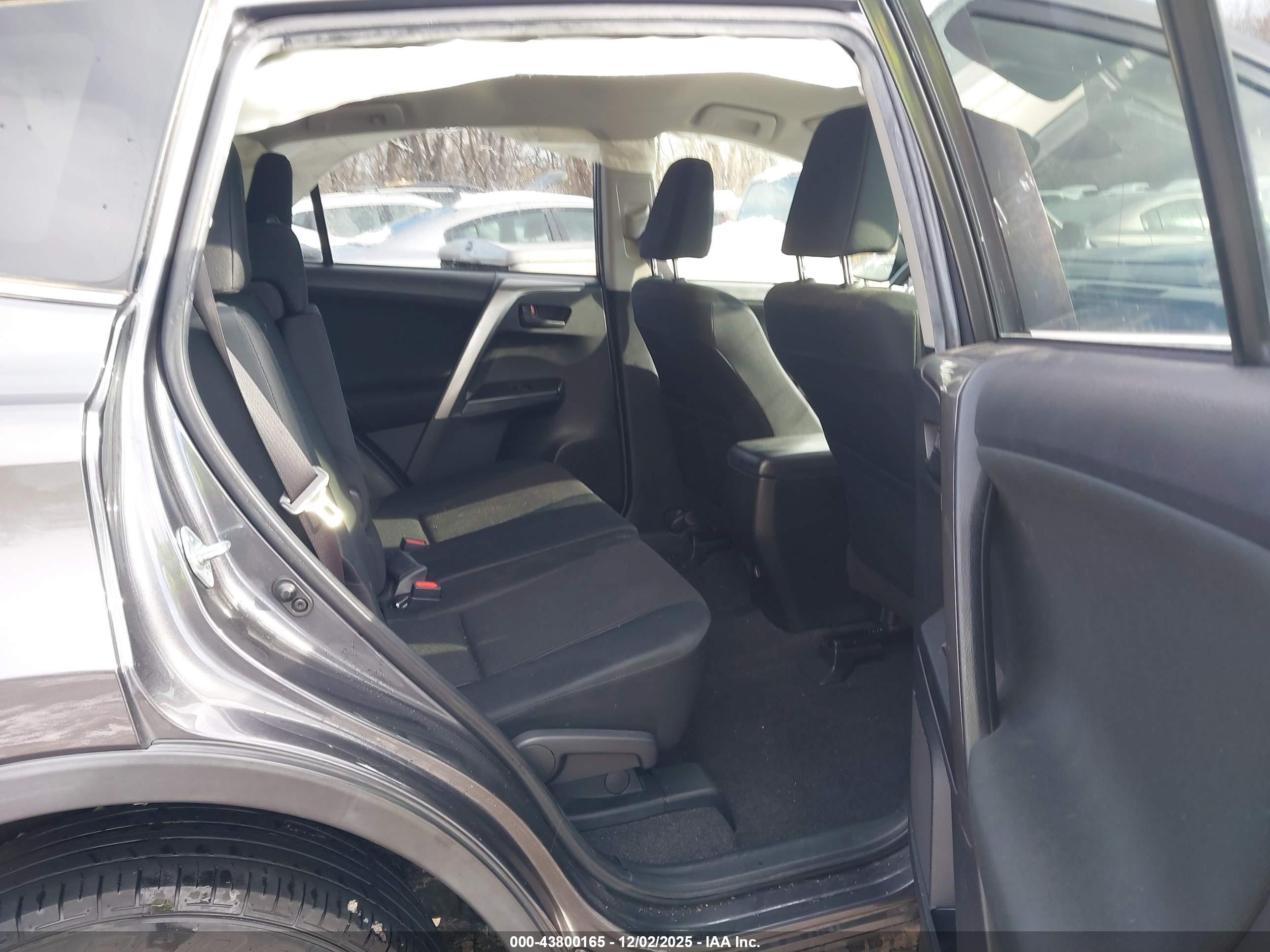 TOYOTA RAV4 image 8