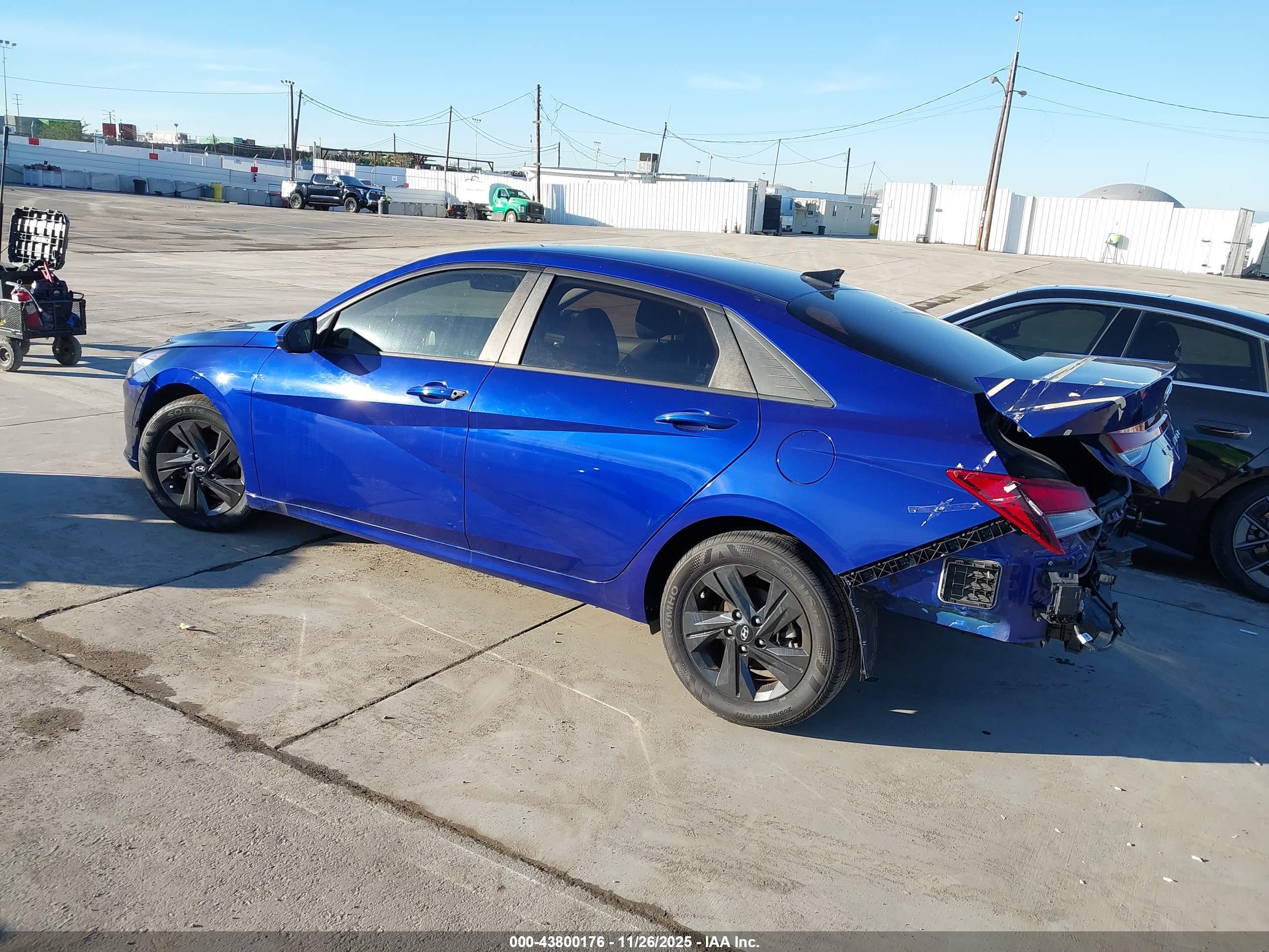 HYUNDAI ELANTRA image 3