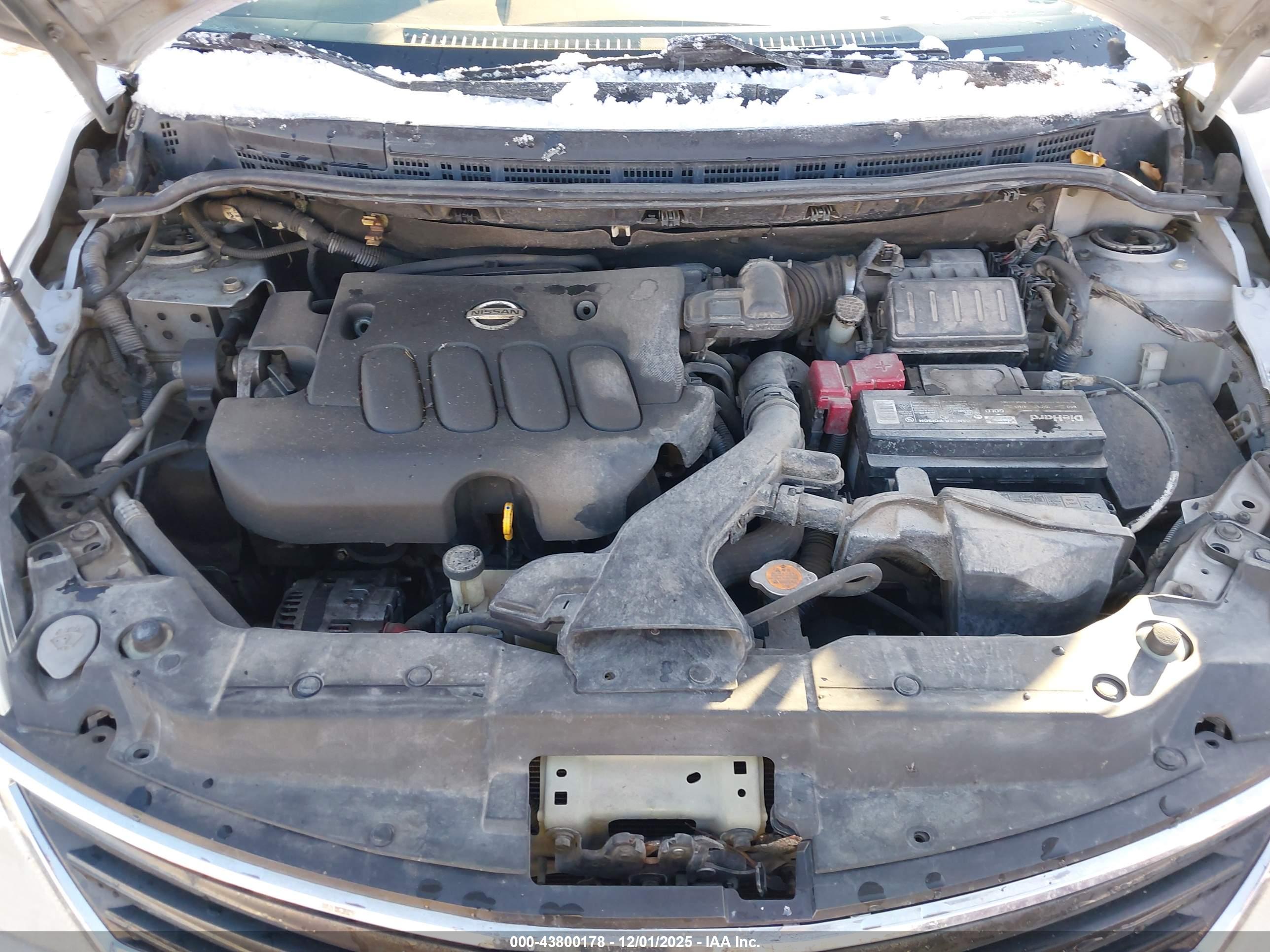 NISSAN VERSA image 10