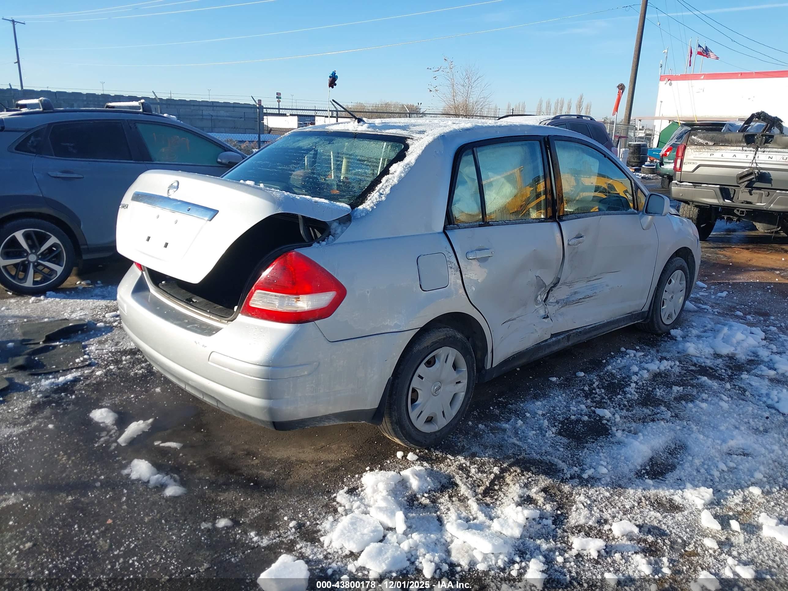NISSAN VERSA image 4