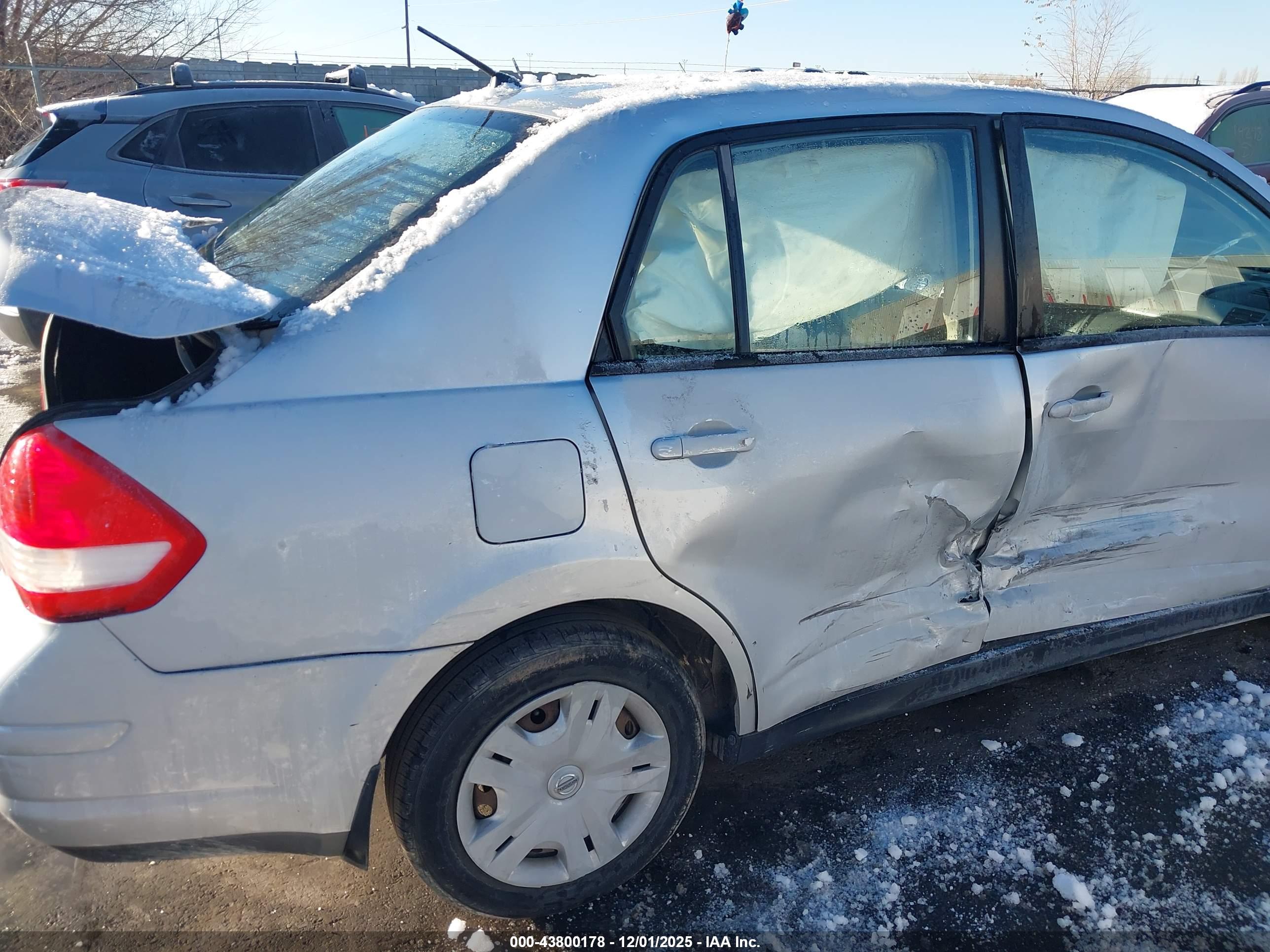 NISSAN VERSA image 6