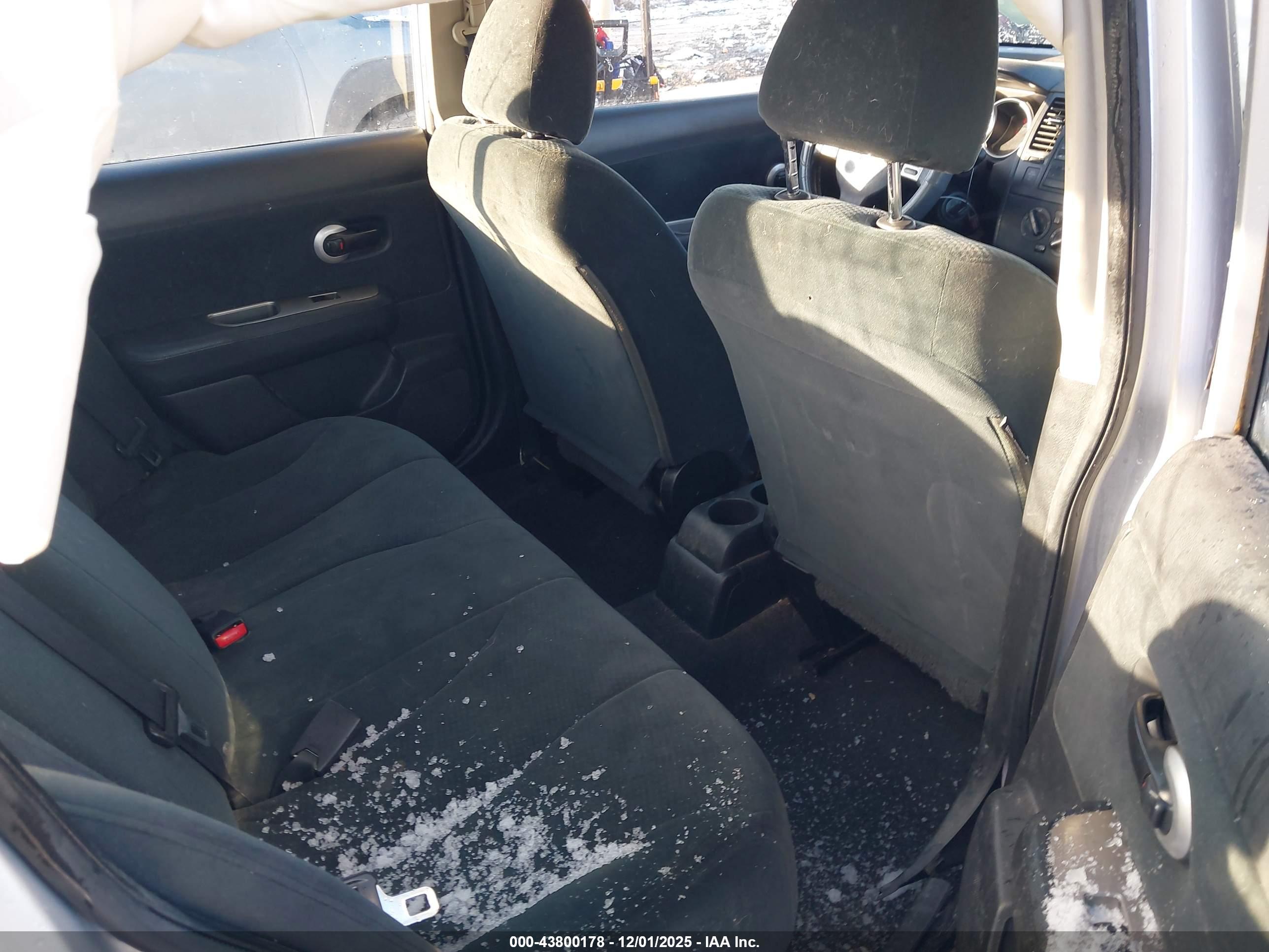 NISSAN VERSA image 8