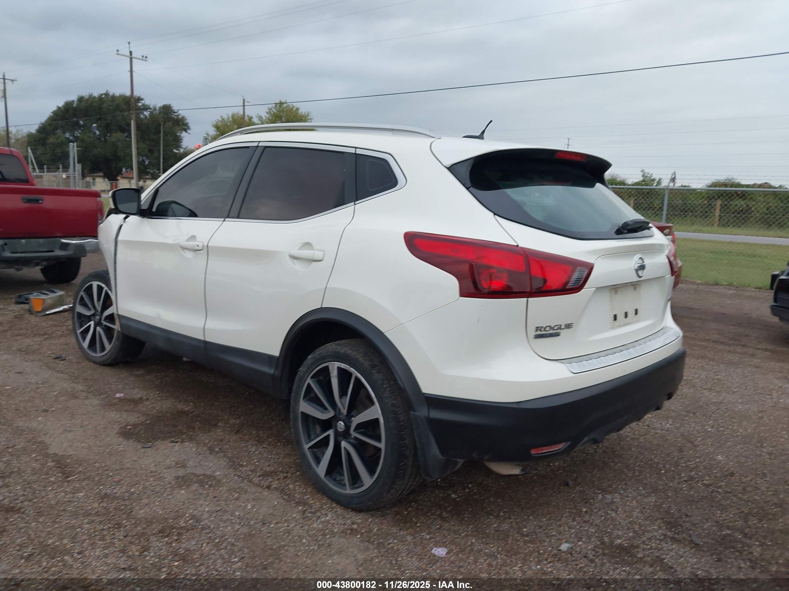 NISSAN ROGUE image 3